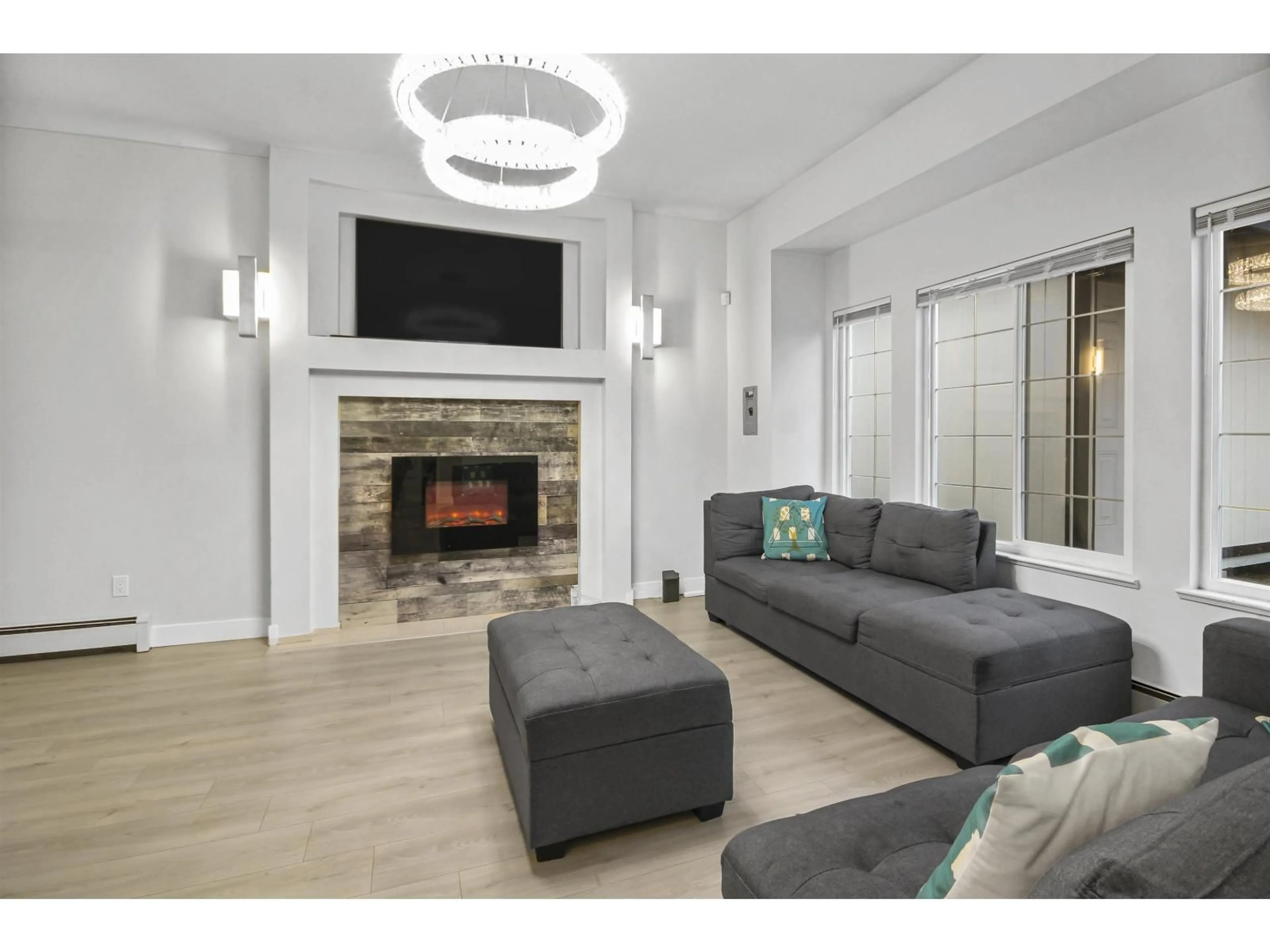 Living room with furniture, unknown for 8213 152, Surrey British Columbia V3S3M6