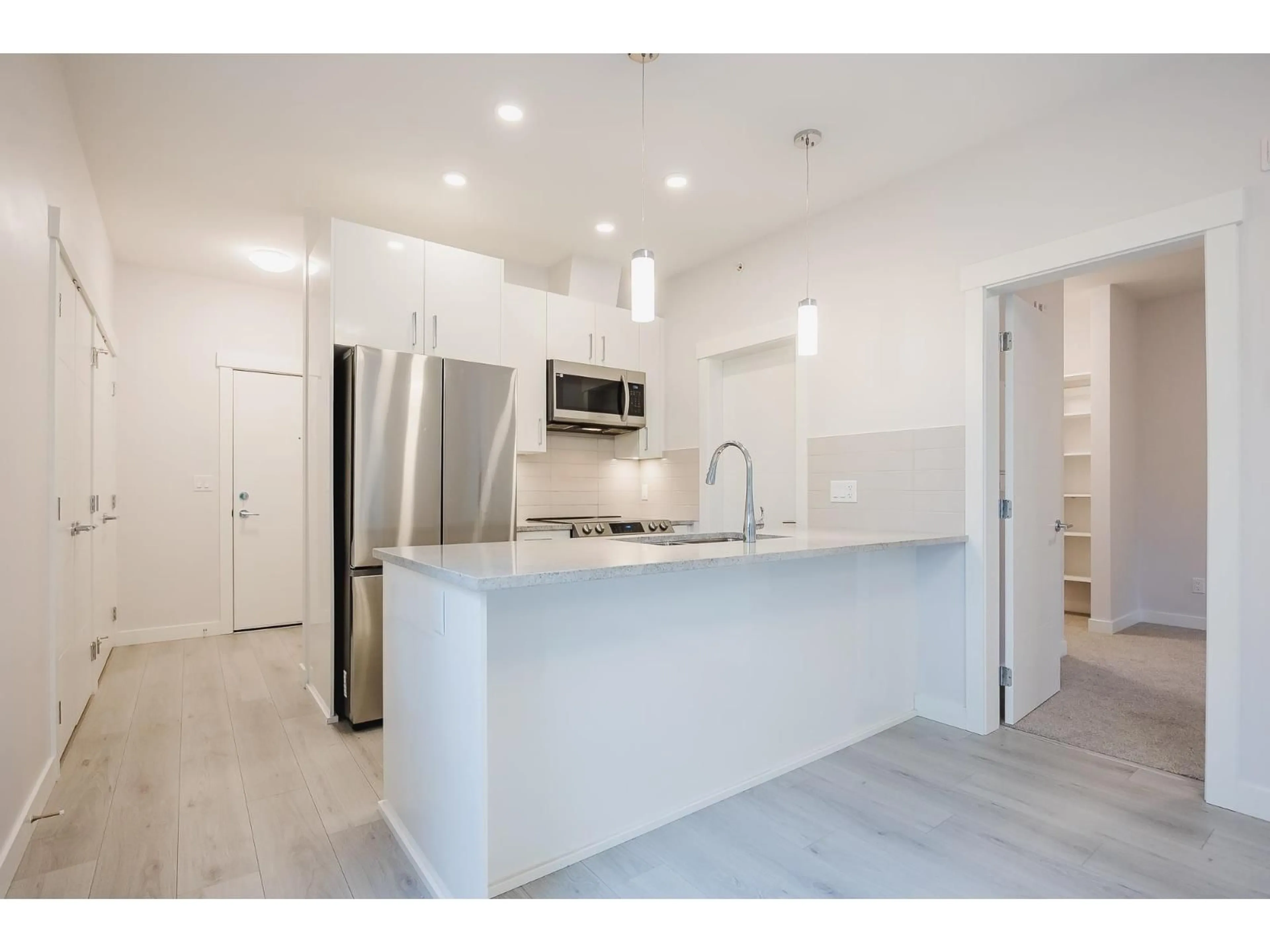 Open concept kitchen, ceramic/tile floor for 406 - 32690 14TH, Mission British Columbia V2V0K5