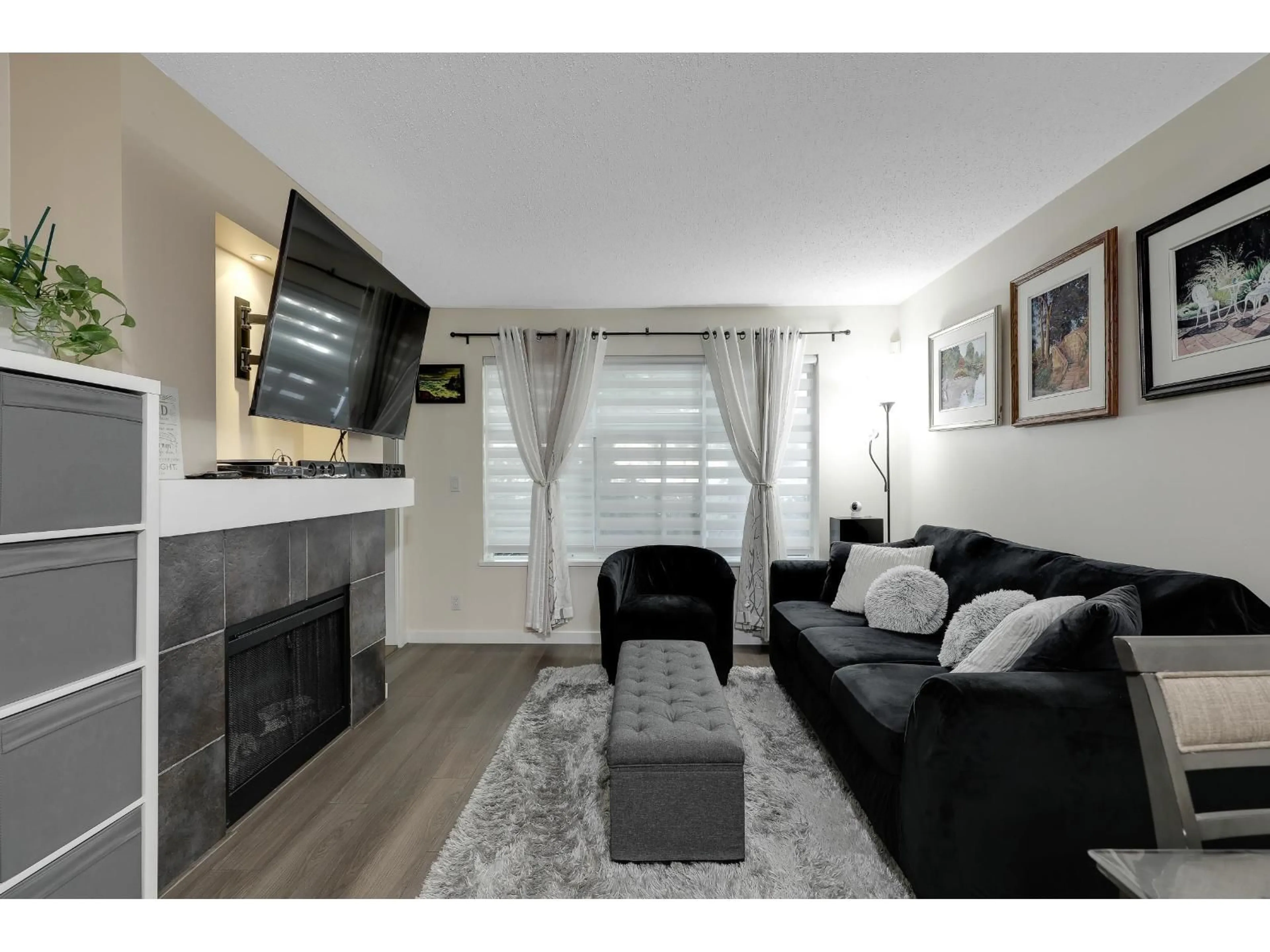 Living room with furniture, unknown for 114 - 14885 105, Surrey British Columbia V3R2V6