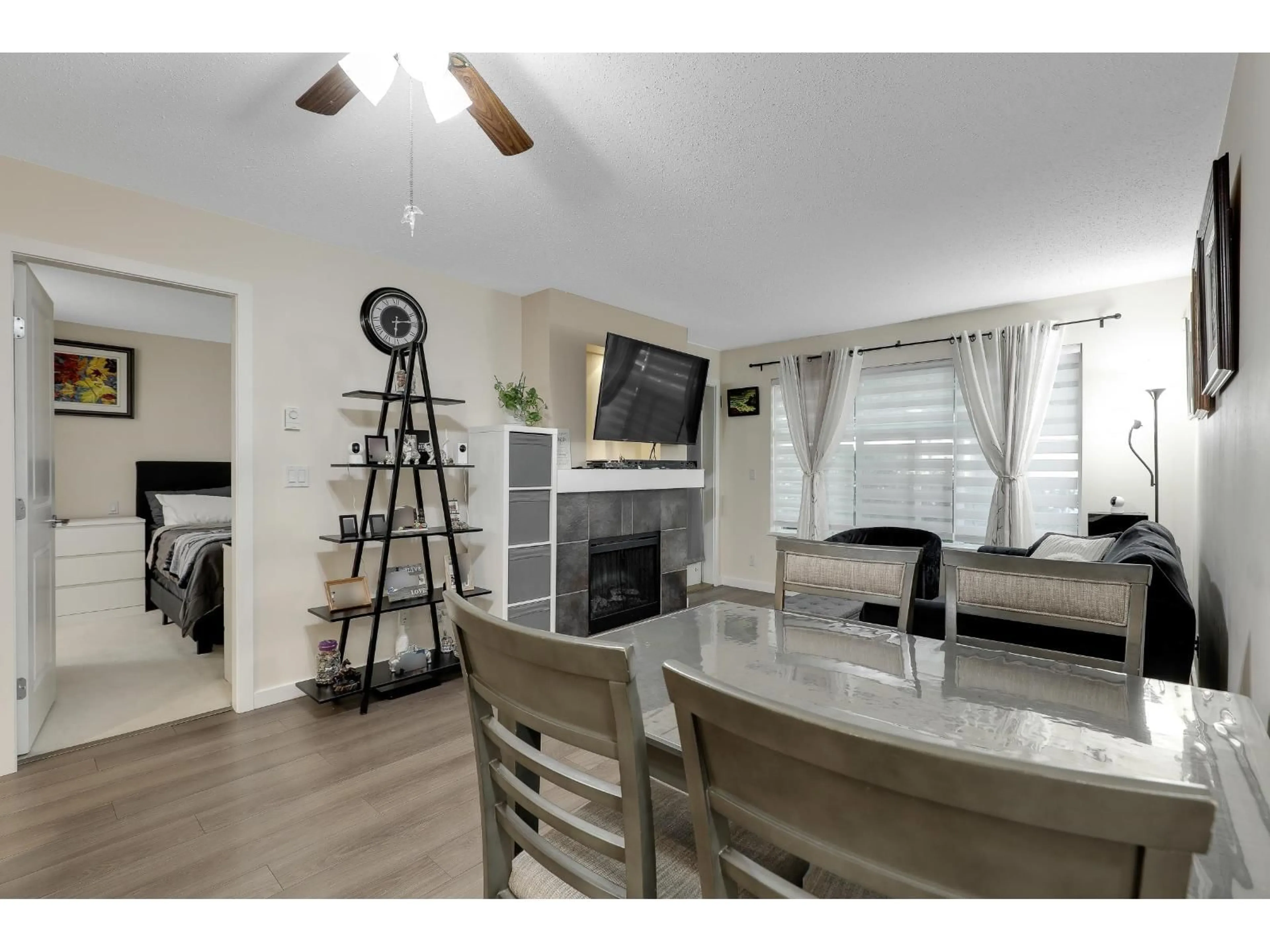 Living room with furniture, wood/laminate floor for 114 - 14885 105, Surrey British Columbia V3R2V6