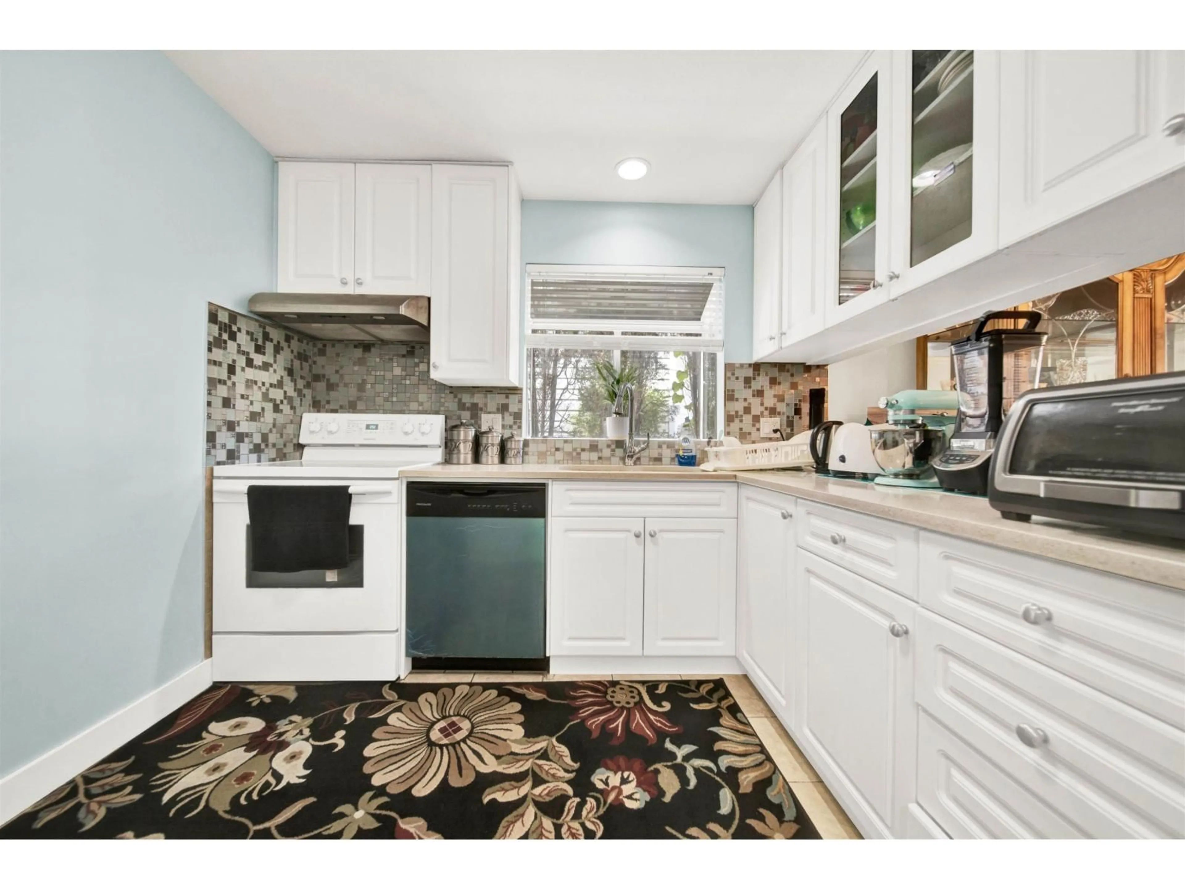 Open concept kitchen, unknown for 12247 92ND, Surrey British Columbia V3V1G3