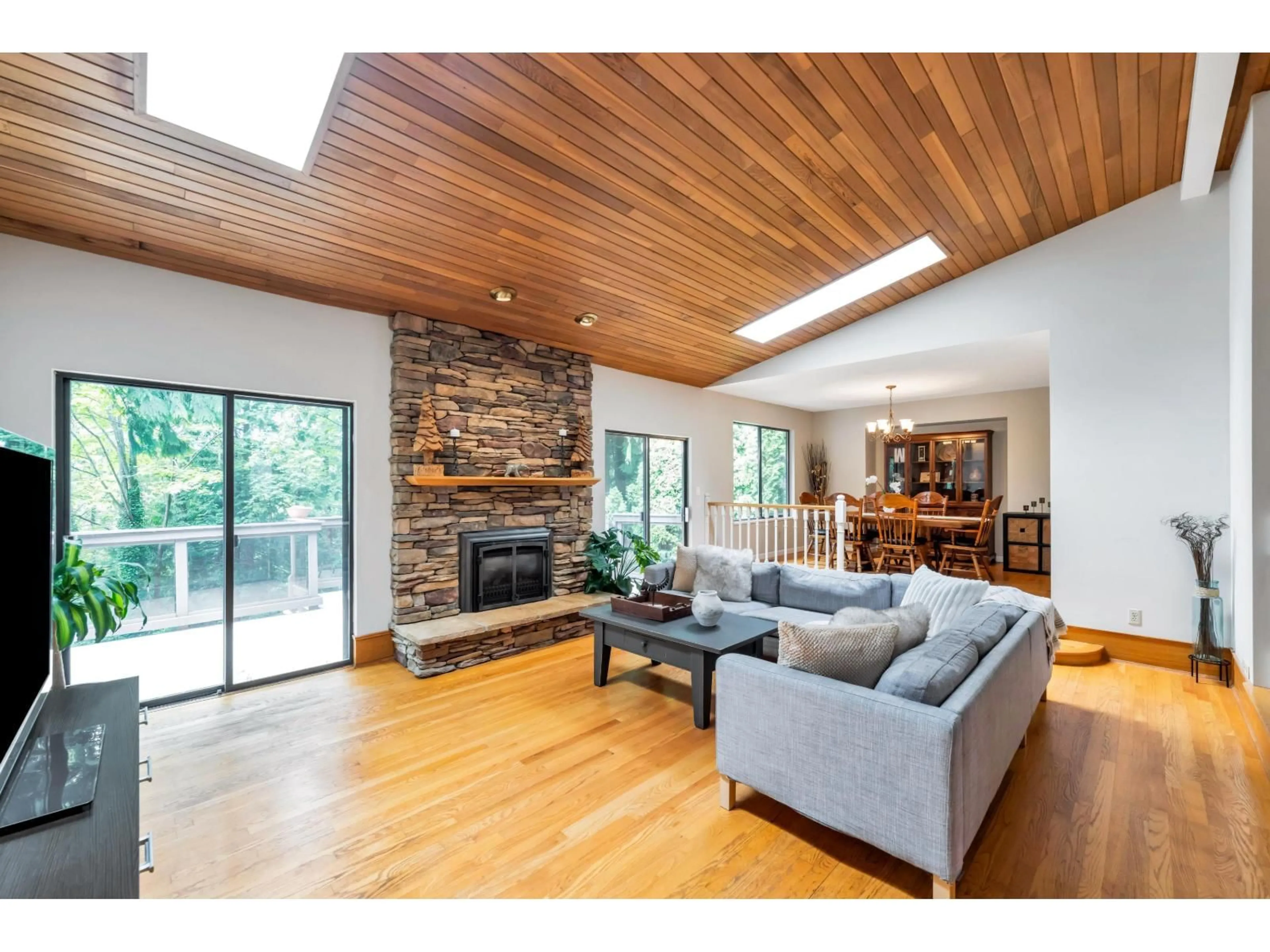 Living room with furniture, wood/laminate floor for 6751 WESTVIEW, Delta British Columbia V4E2L7