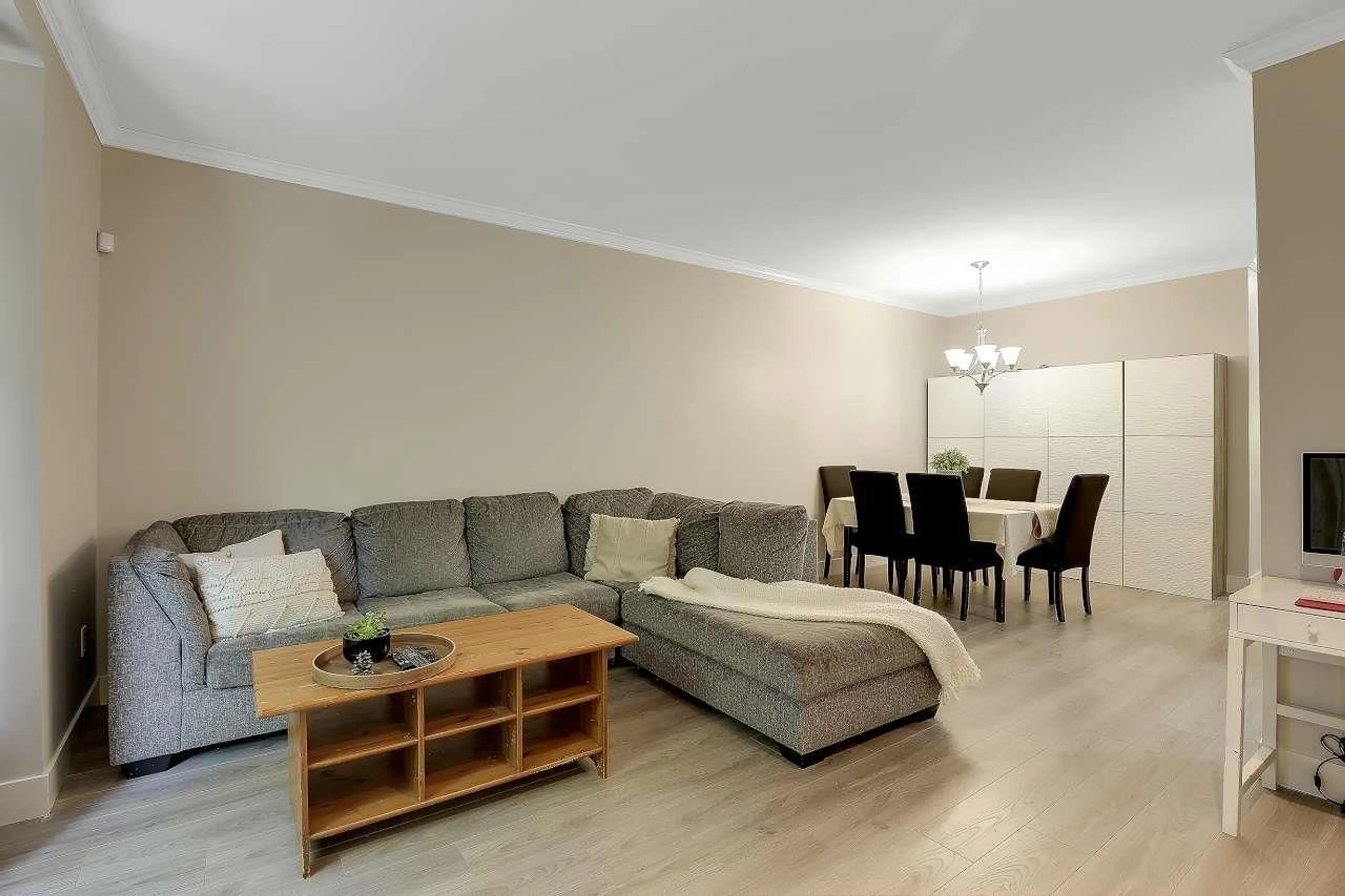 Living room with furniture, wood/laminate floor for 112 - 10468 157, Surrey British Columbia V4N2H7