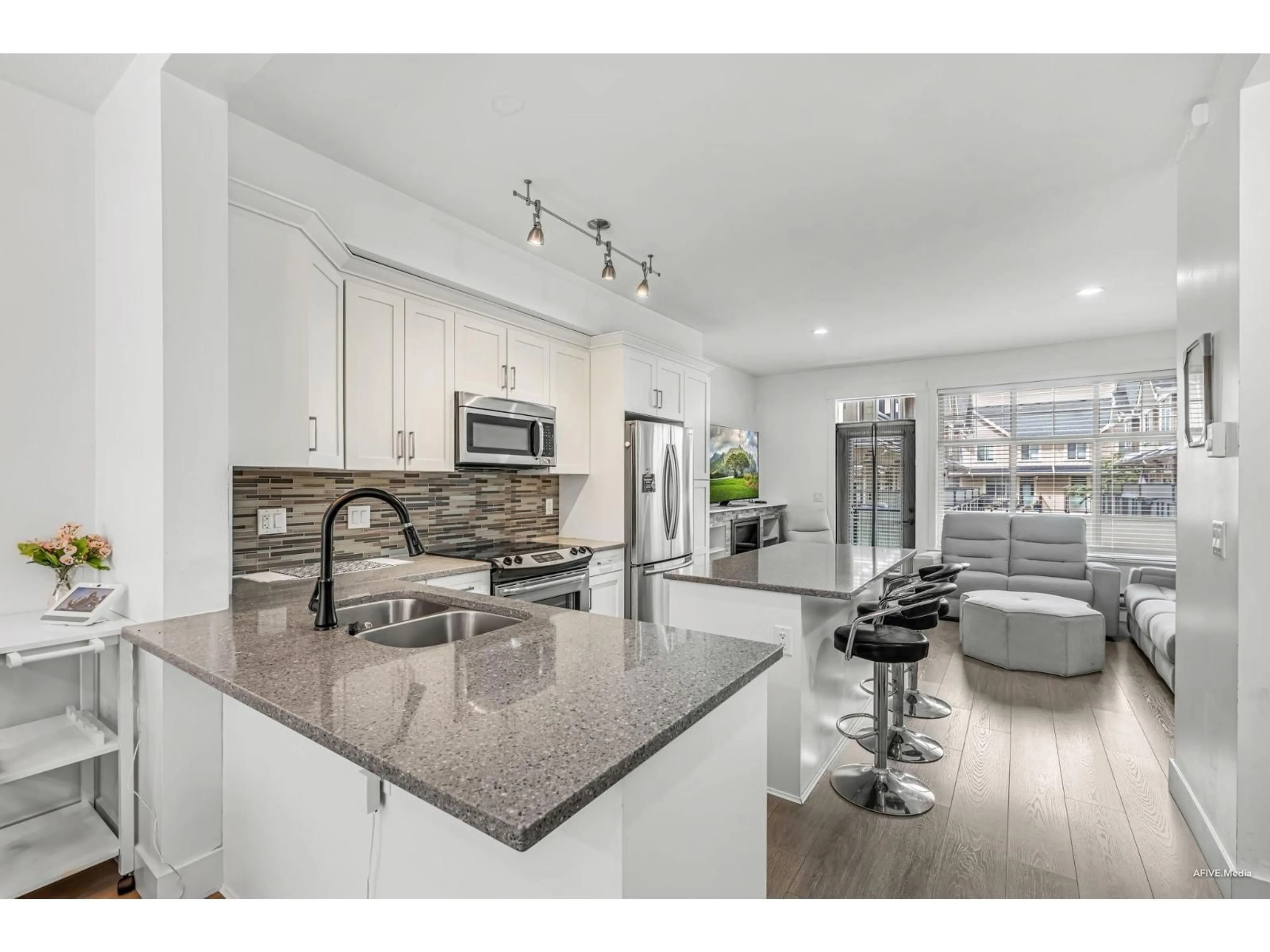 Open concept kitchen, ceramic/tile floor for 114 - 19525 73, Surrey British Columbia V4N6L7