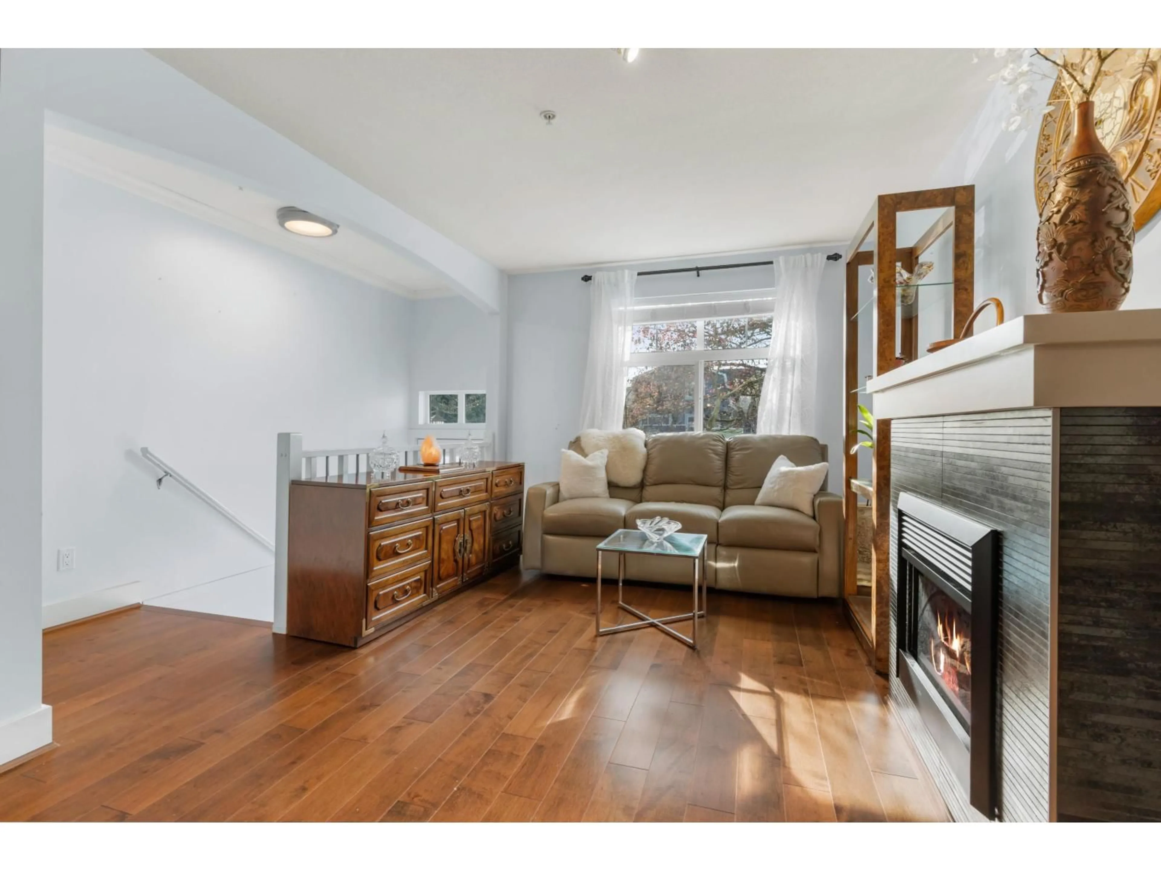 Living room with furniture, wood/laminate floor for 5 - 15833 26TH, White Rock British Columbia V3Z2X5