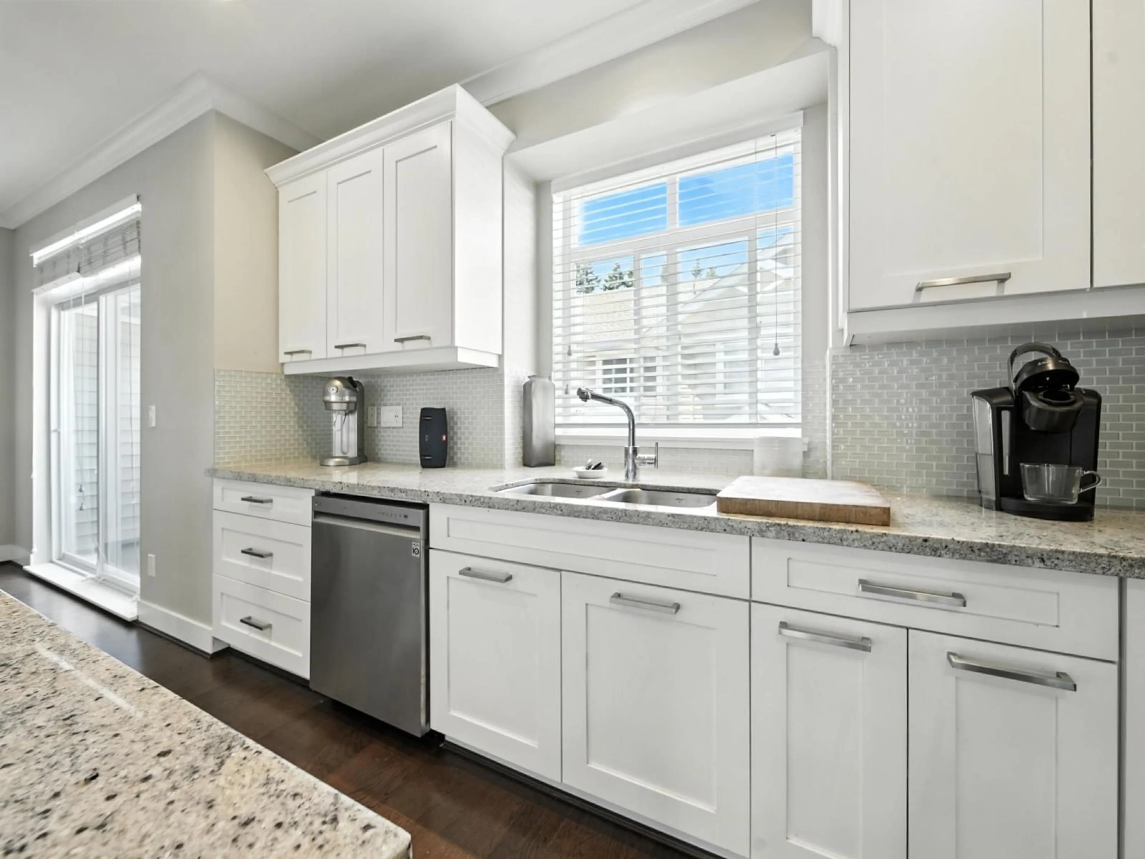 Open concept kitchen, unknown for 25 - 2925 KING GEORGE, Surrey British Columbia V4P1B8