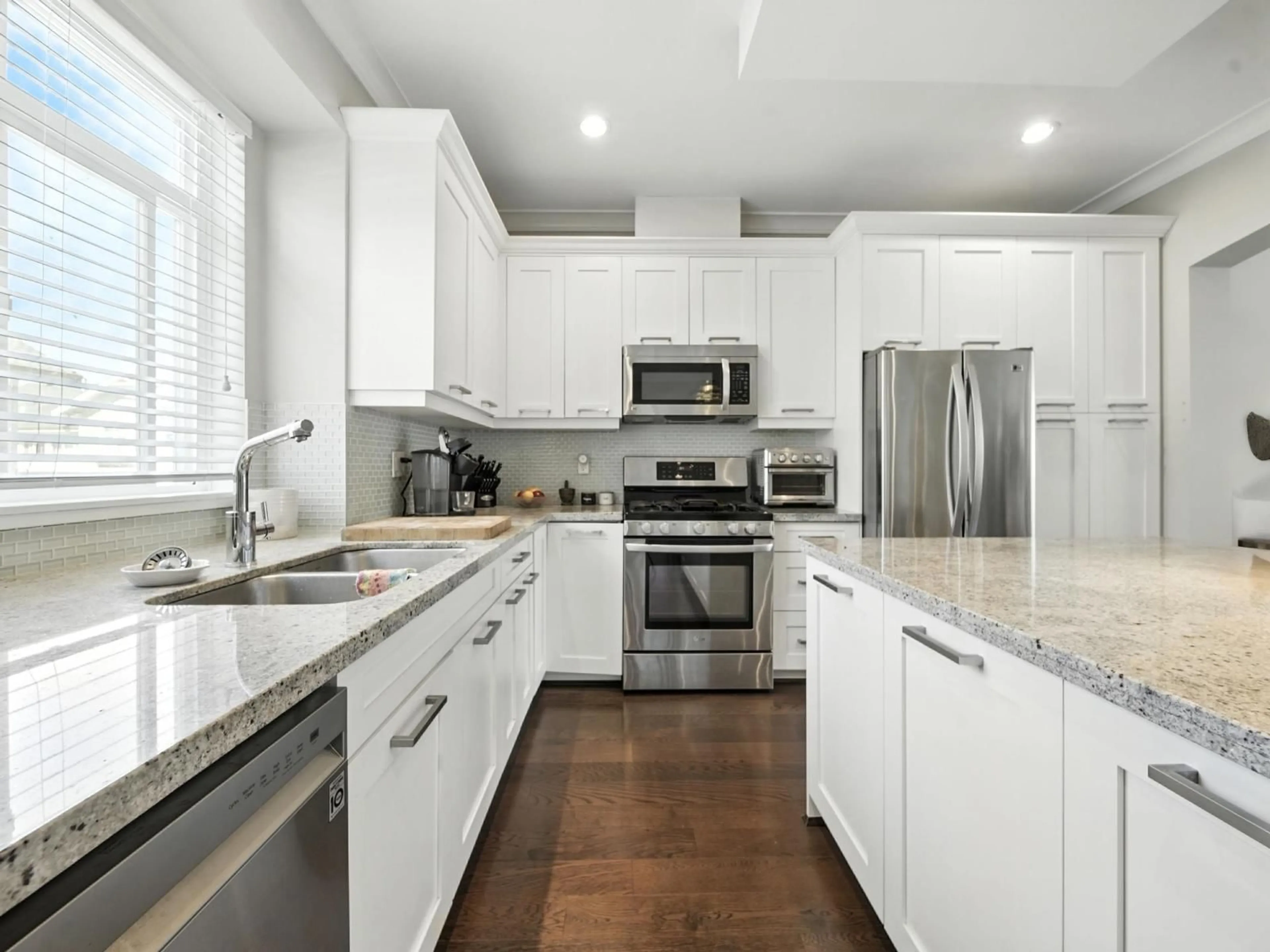 Open concept kitchen, unknown for 25 - 2925 KING GEORGE, Surrey British Columbia V4P1B8