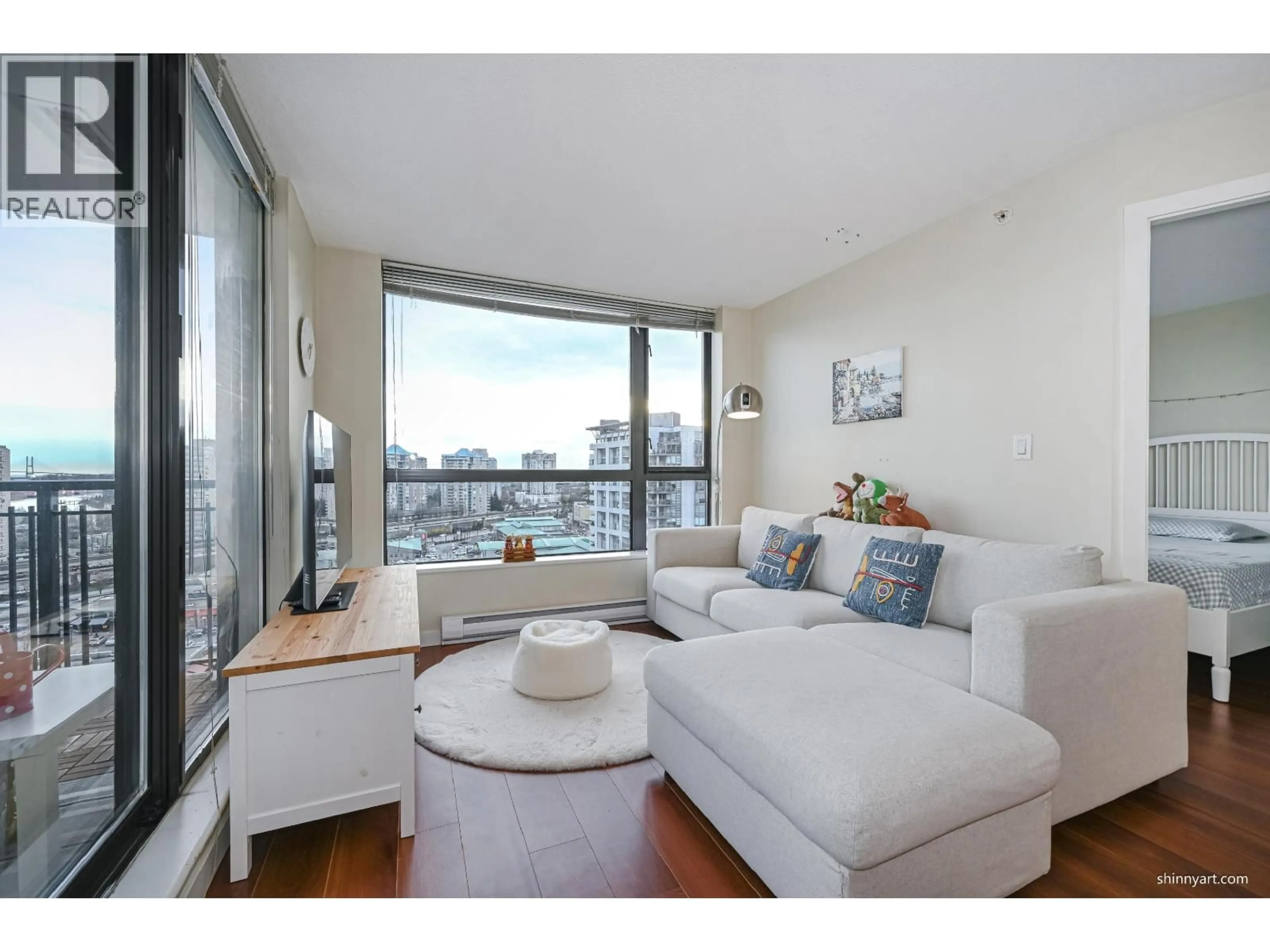 Living room with furniture, wood/laminate floor for 1008 - 833 AGNES STREET, New Westminster British Columbia V3M0B1