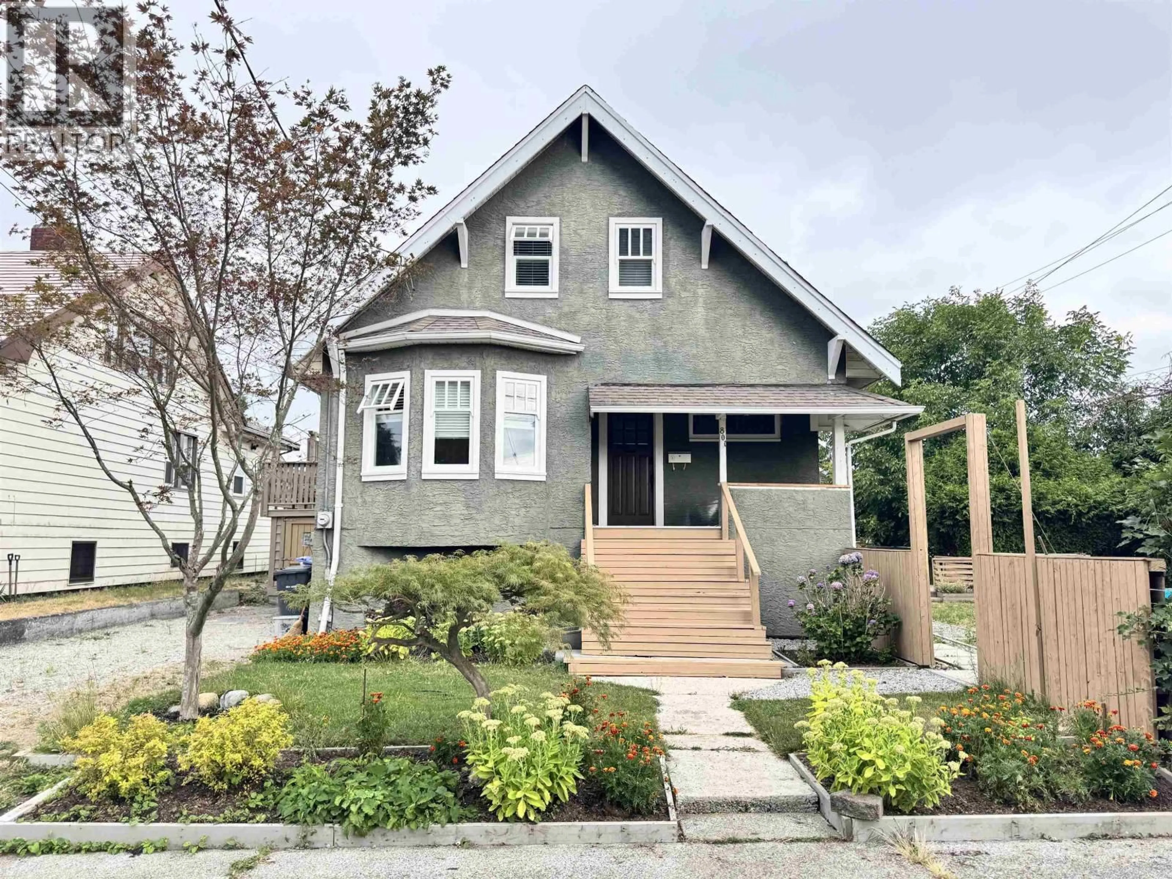 Home with vinyl exterior material, street for 801 LONDON STREET, New Westminster British Columbia V3M3B5