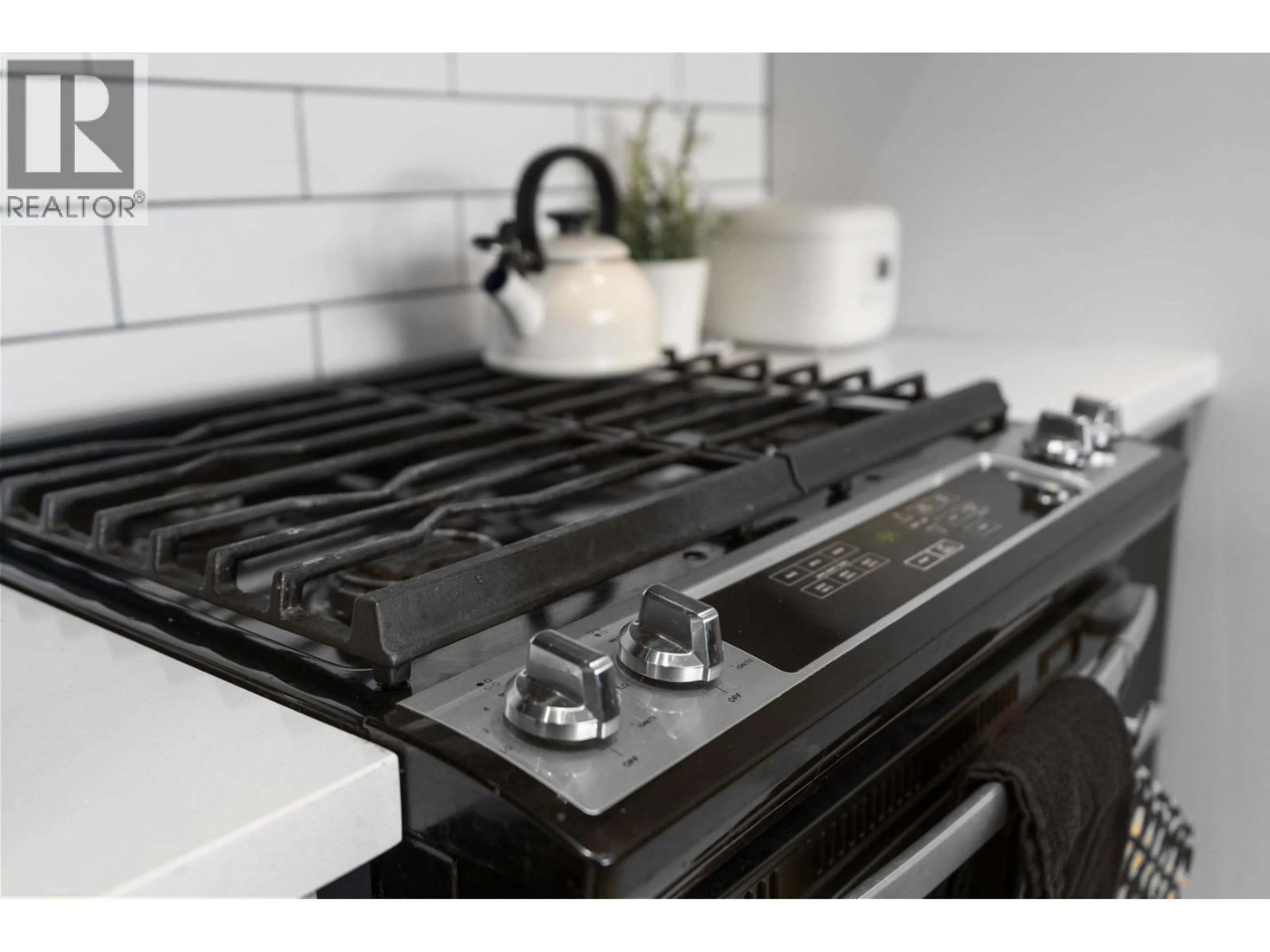 Standard kitchen, ceramic/tile floor for 2903 - 928 BEATTY STREET, Vancouver British Columbia V6Z3G6