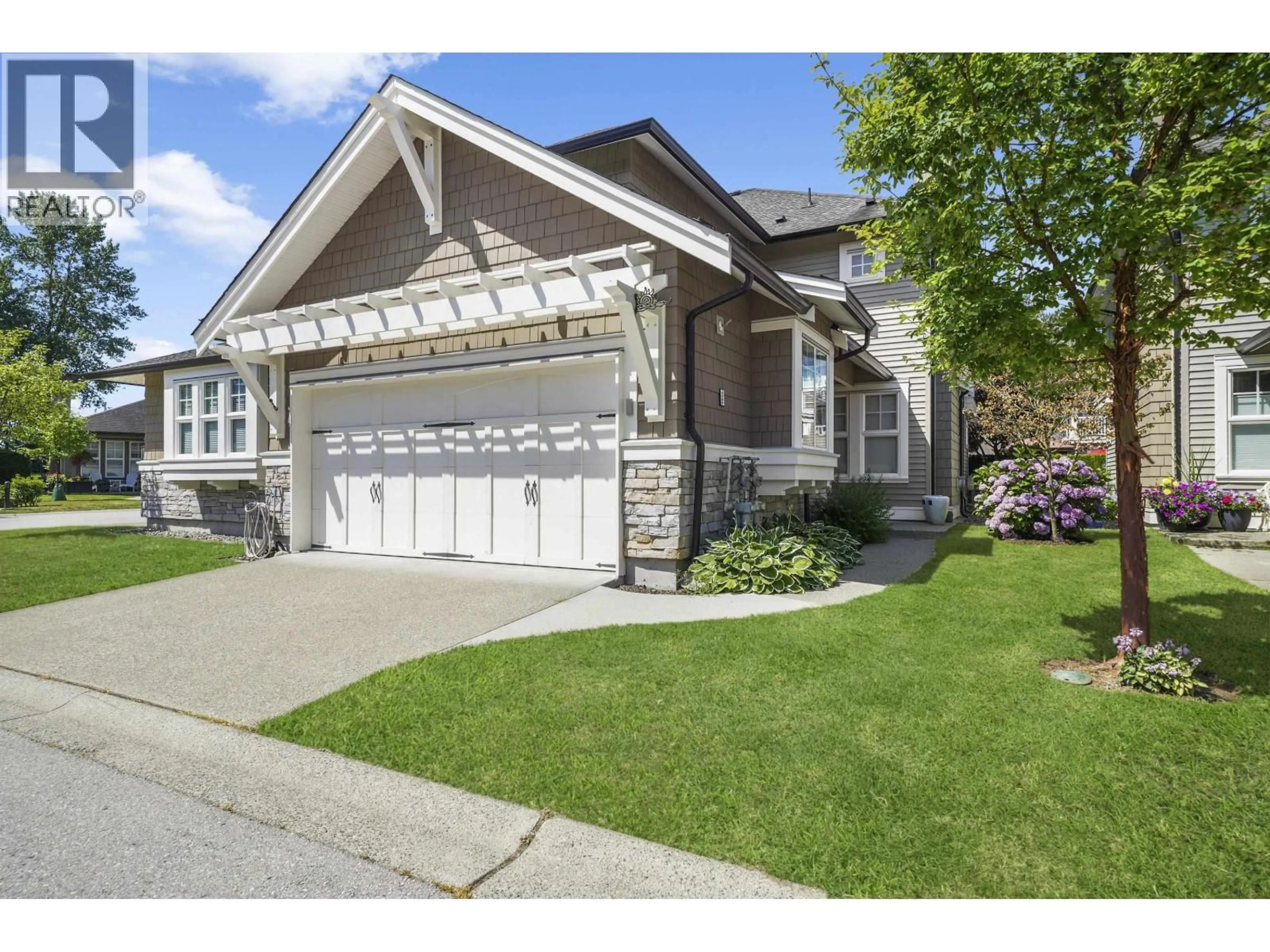 Home with vinyl exterior material, street for 32 - 19452 FRASER WAY, Pitt Meadows British Columbia V3Y0A3