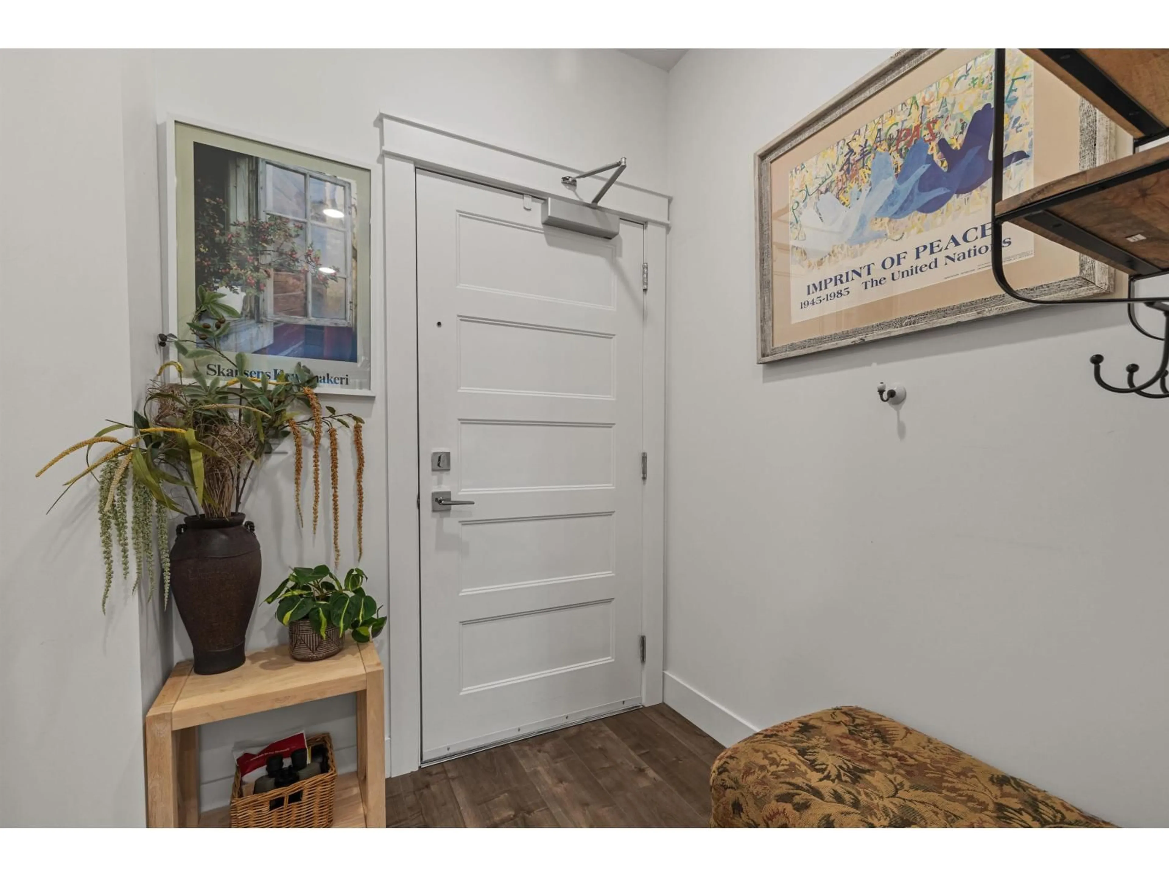 Indoor entryway for 211 - 5380 TYEE LANE, Chilliwack British Columbia V2R6B6