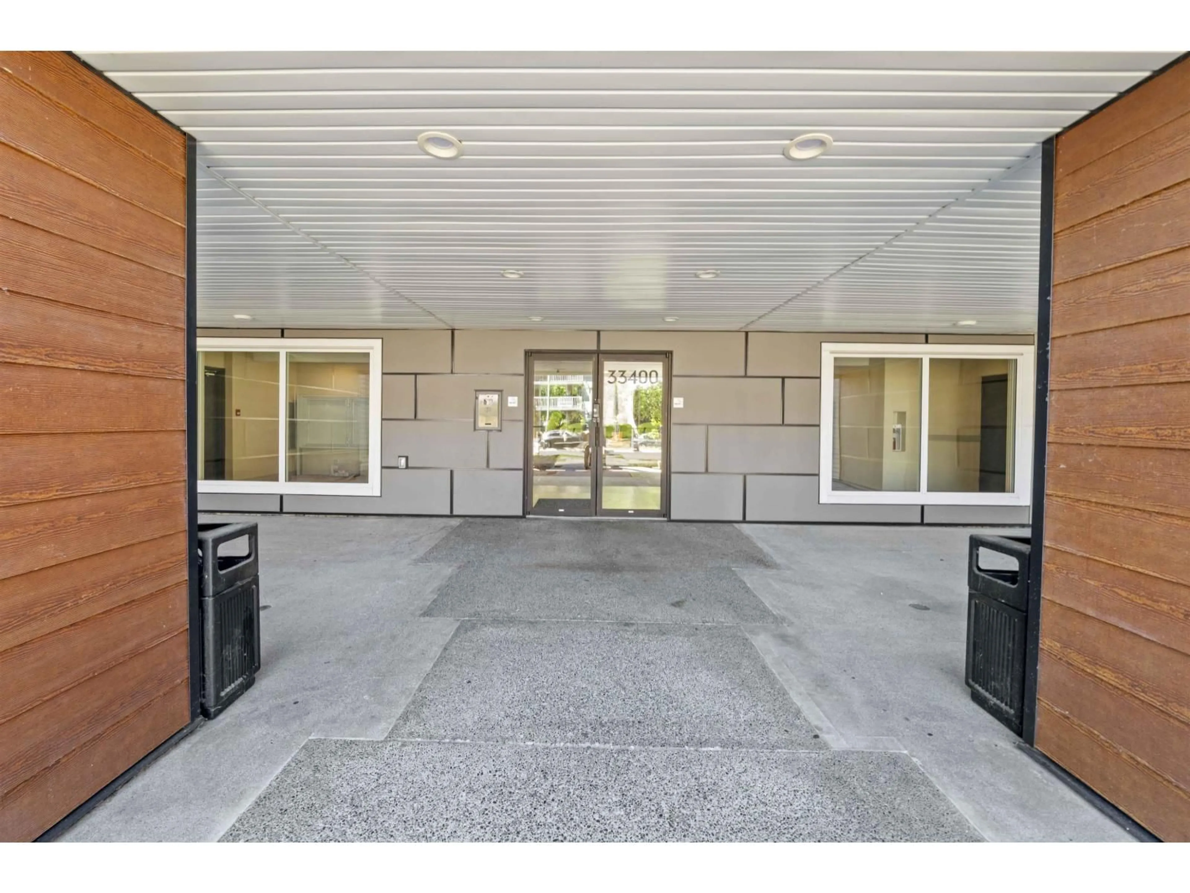 Indoor foyer for 313 - 33400 BOURQUIN, Abbotsford British Columbia V2S5G3