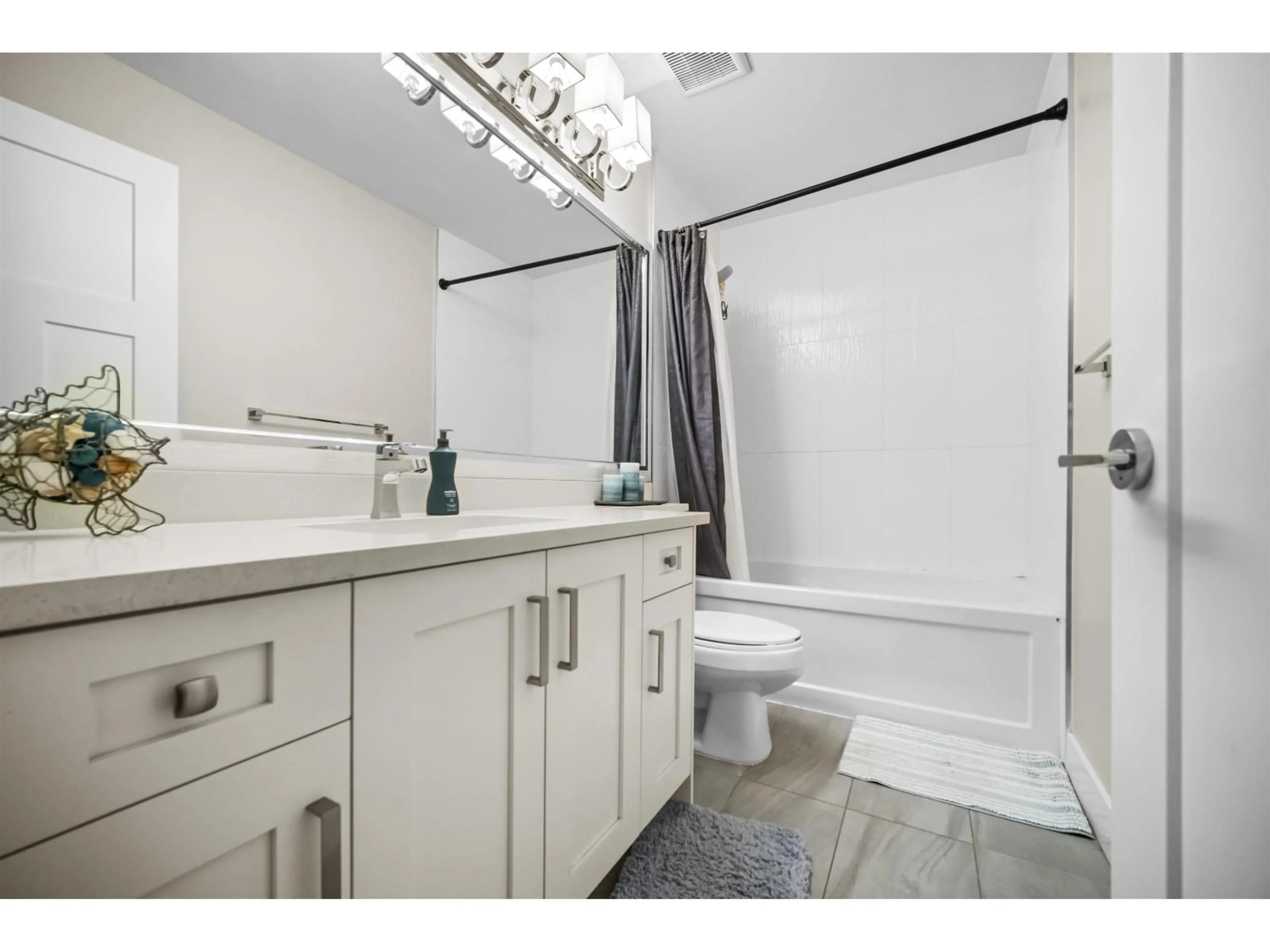 Standard bathroom, ceramic/tile floor for 12 - 6945 185, Surrey British Columbia V4N6N4