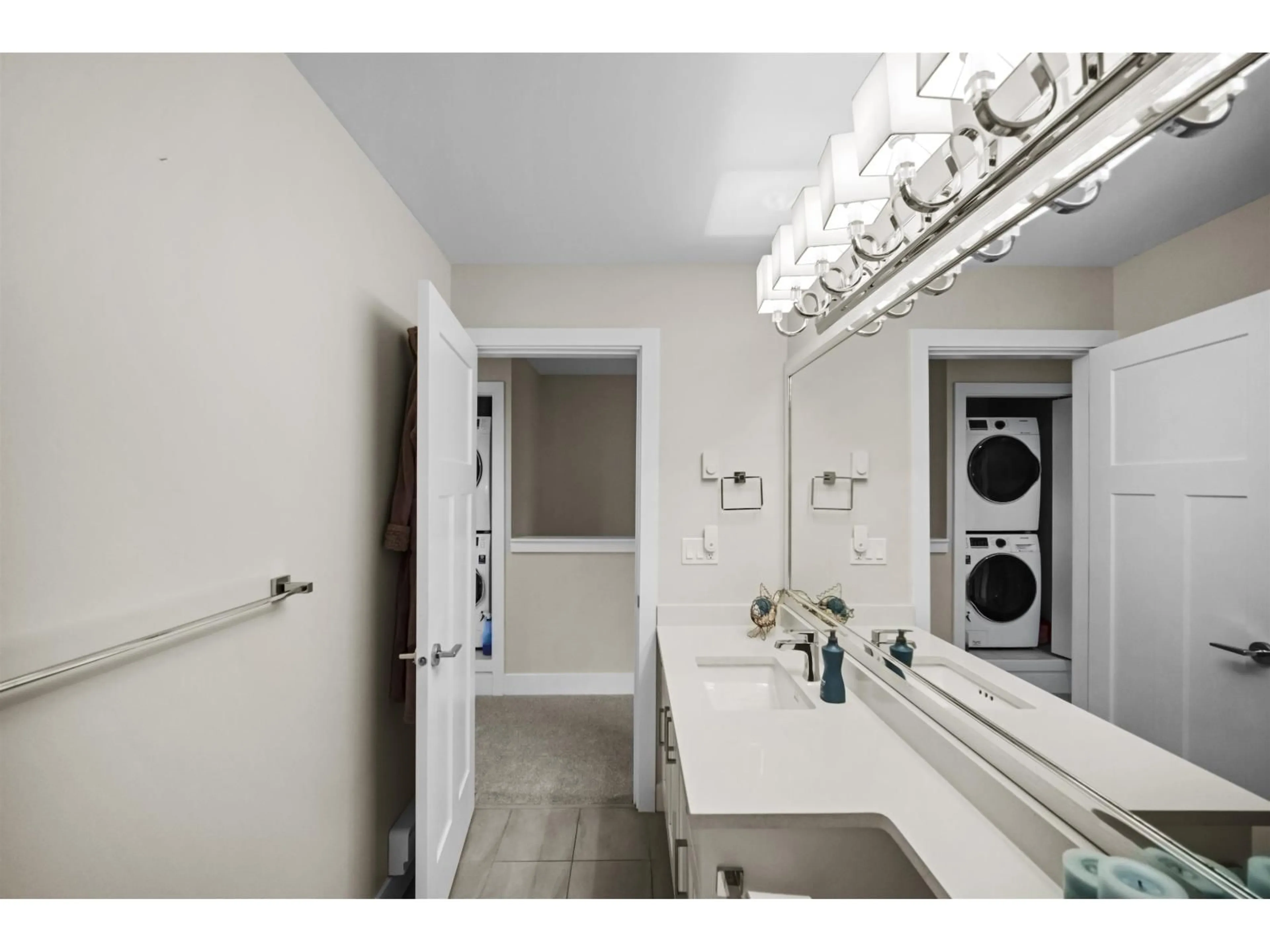 Standard bathroom, ceramic/tile floor for 12 - 6945 185, Surrey British Columbia V4N6N4