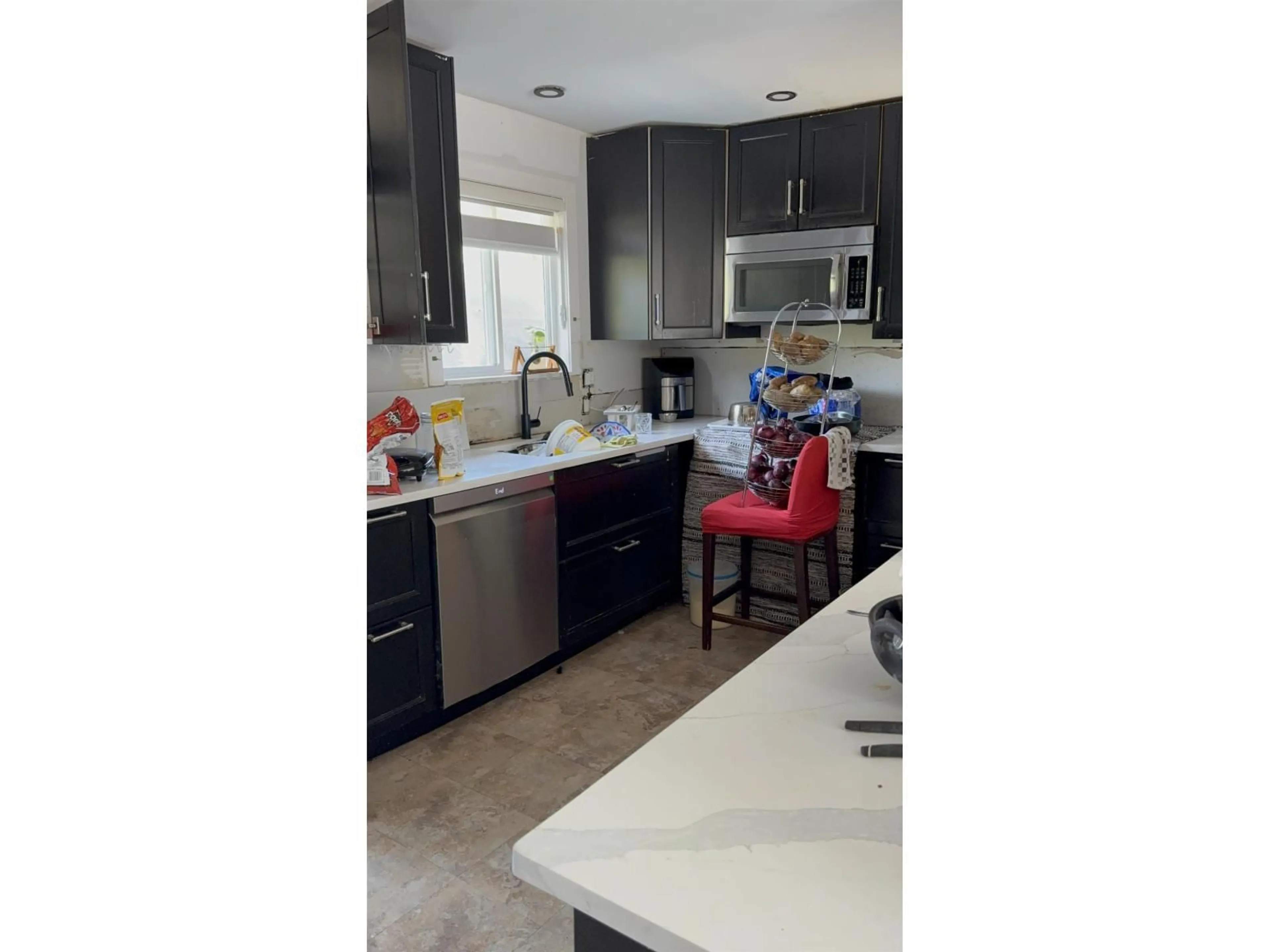 Open concept kitchen, ceramic/tile floor for 15847 RUSSELL, White Rock British Columbia V4B2S5