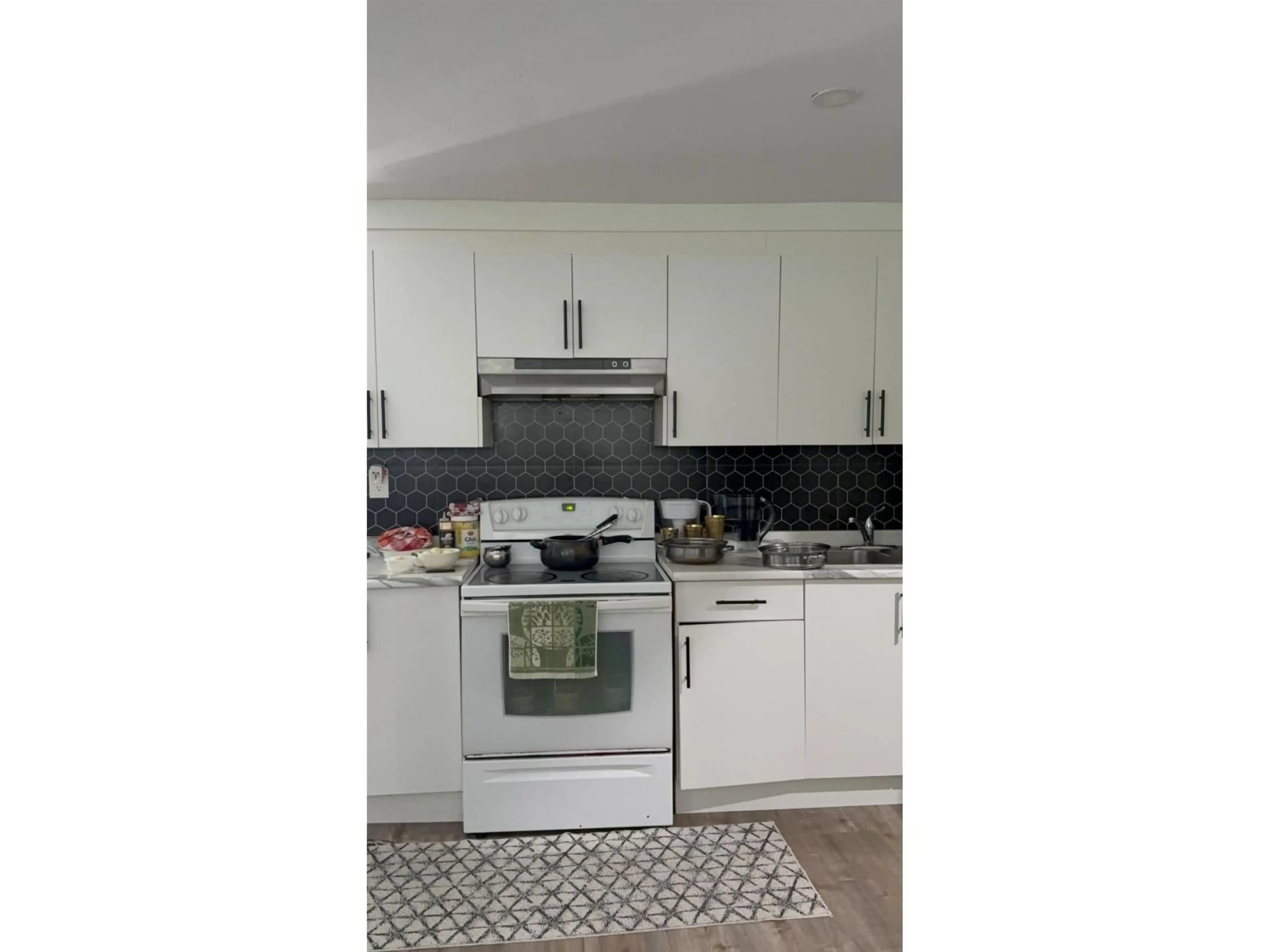 Open concept kitchen, ceramic/tile floor for 15847 RUSSELL, White Rock British Columbia V4B2S5