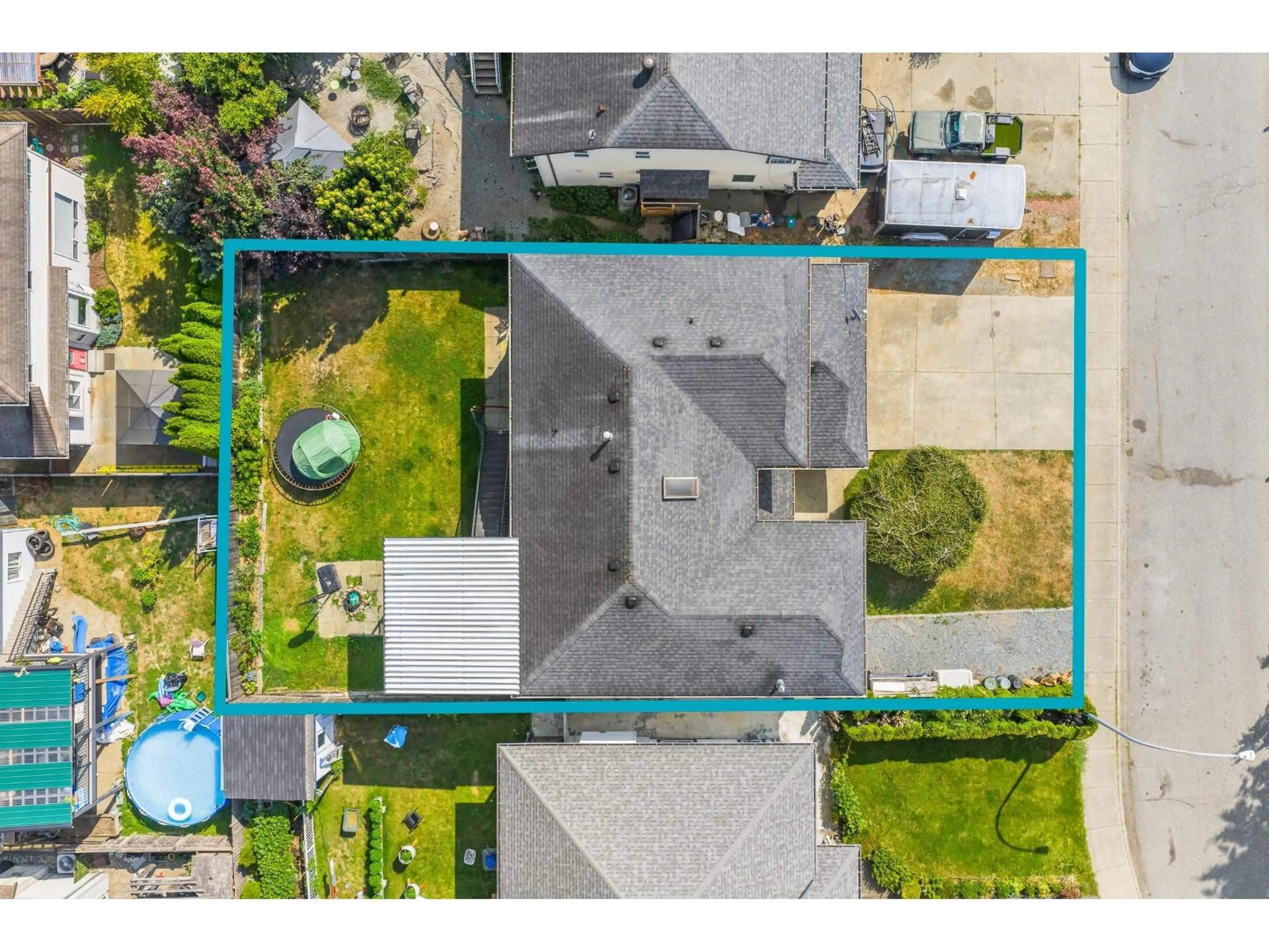 A pic from outside/outdoor area/front of a property/back of a property/a pic from drone, street for 32631 KUDO, Mission British Columbia V2V6T5