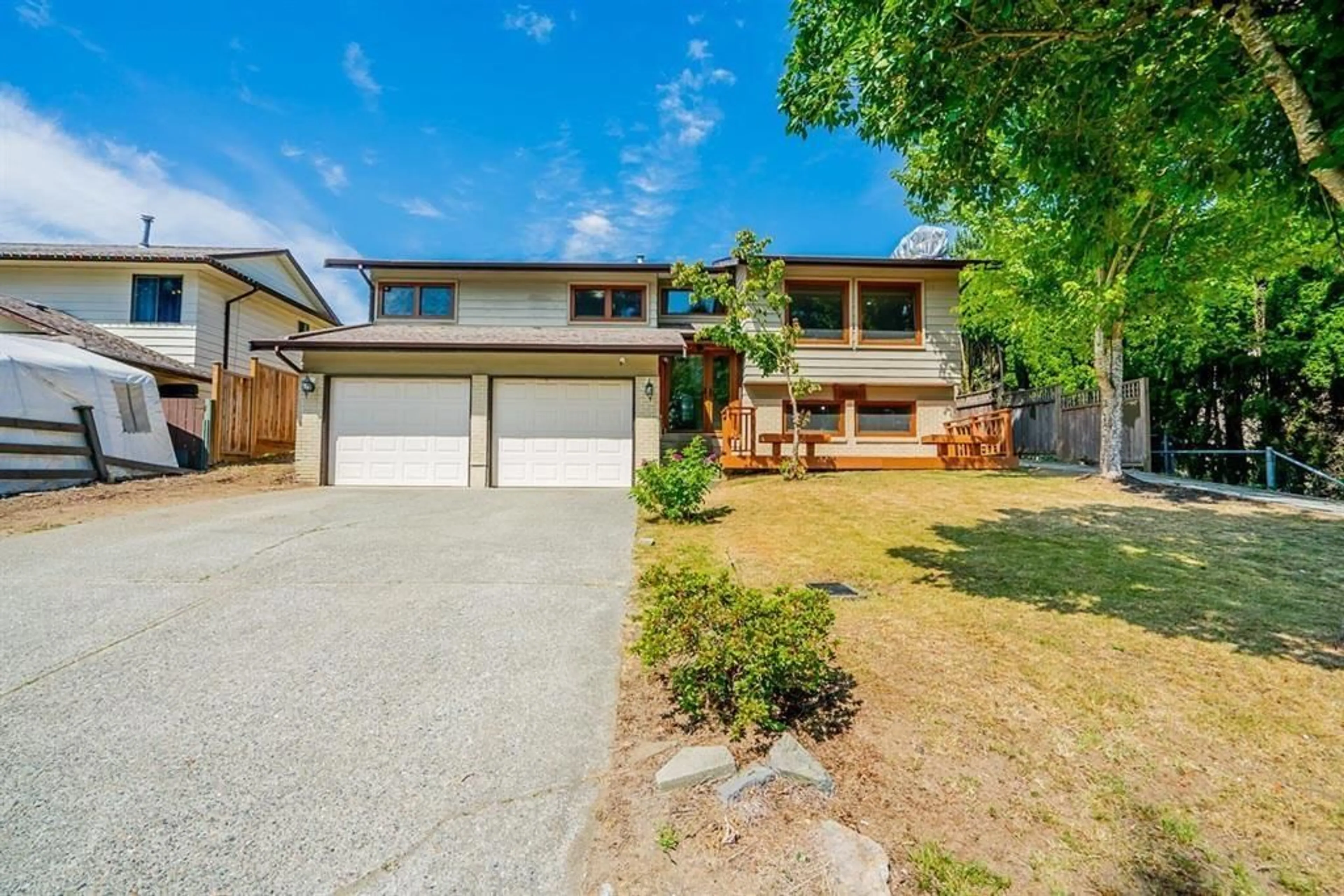 A pic from outside/outdoor area/front of a property/back of a property/a pic from drone, street for 32855 HARWOOD, Abbotsford British Columbia V2S7A6