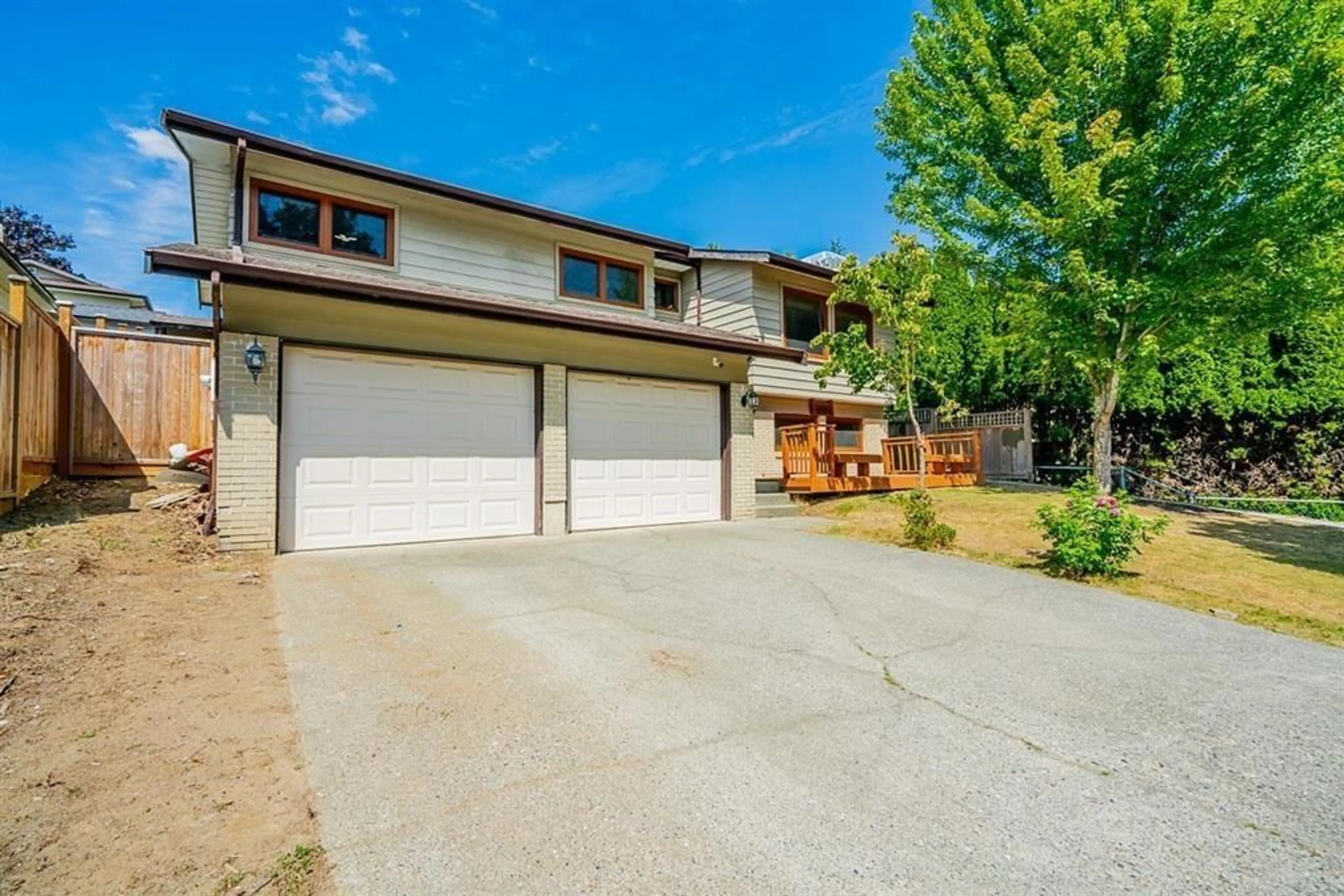 A pic from outside/outdoor area/front of a property/back of a property/a pic from drone, street for 32855 HARWOOD, Abbotsford British Columbia V2S7A6