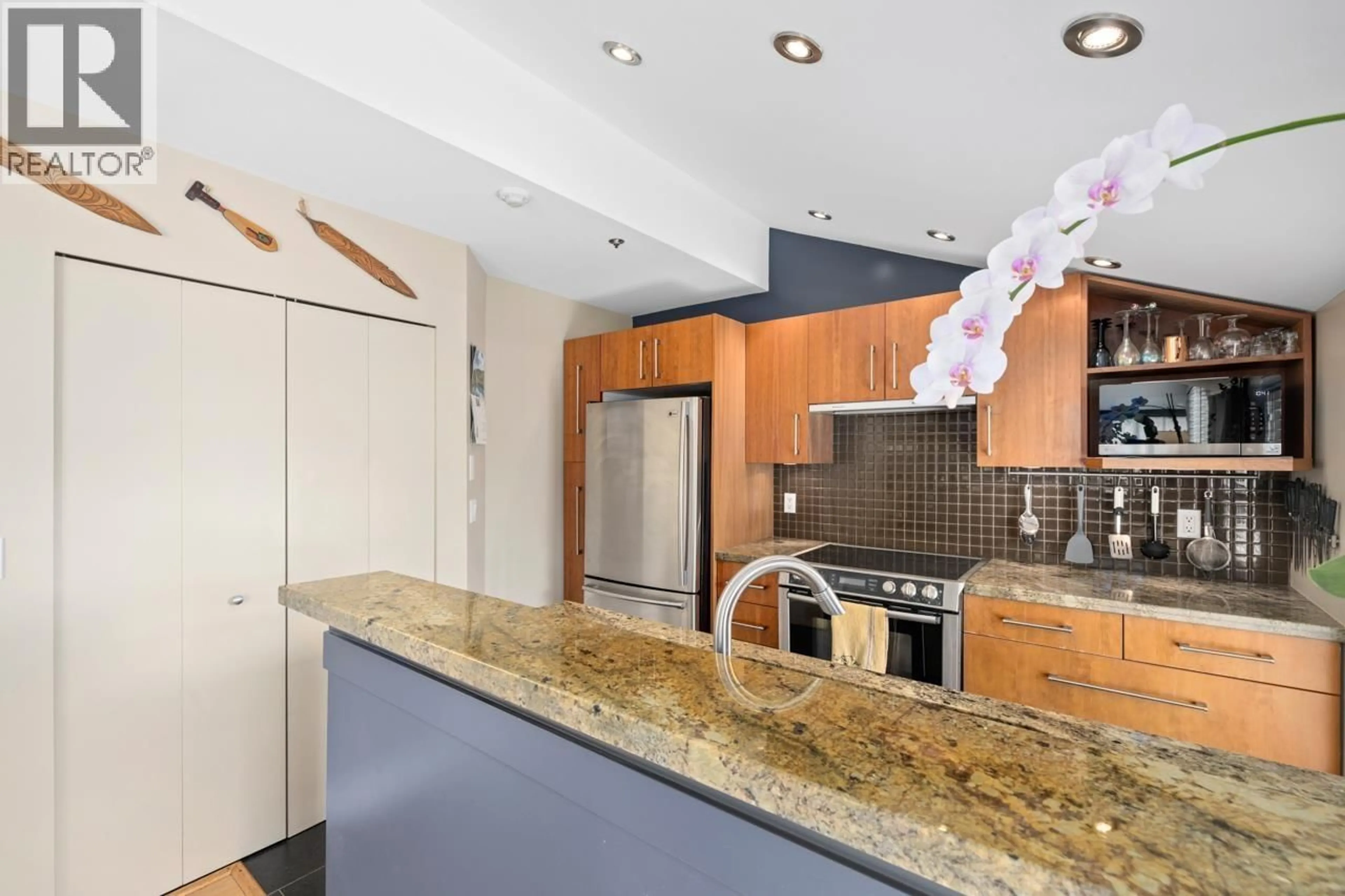 Open concept kitchen, ceramic/tile floor for 403 - 888 13TH AVENUE, Vancouver British Columbia V5Z1P2