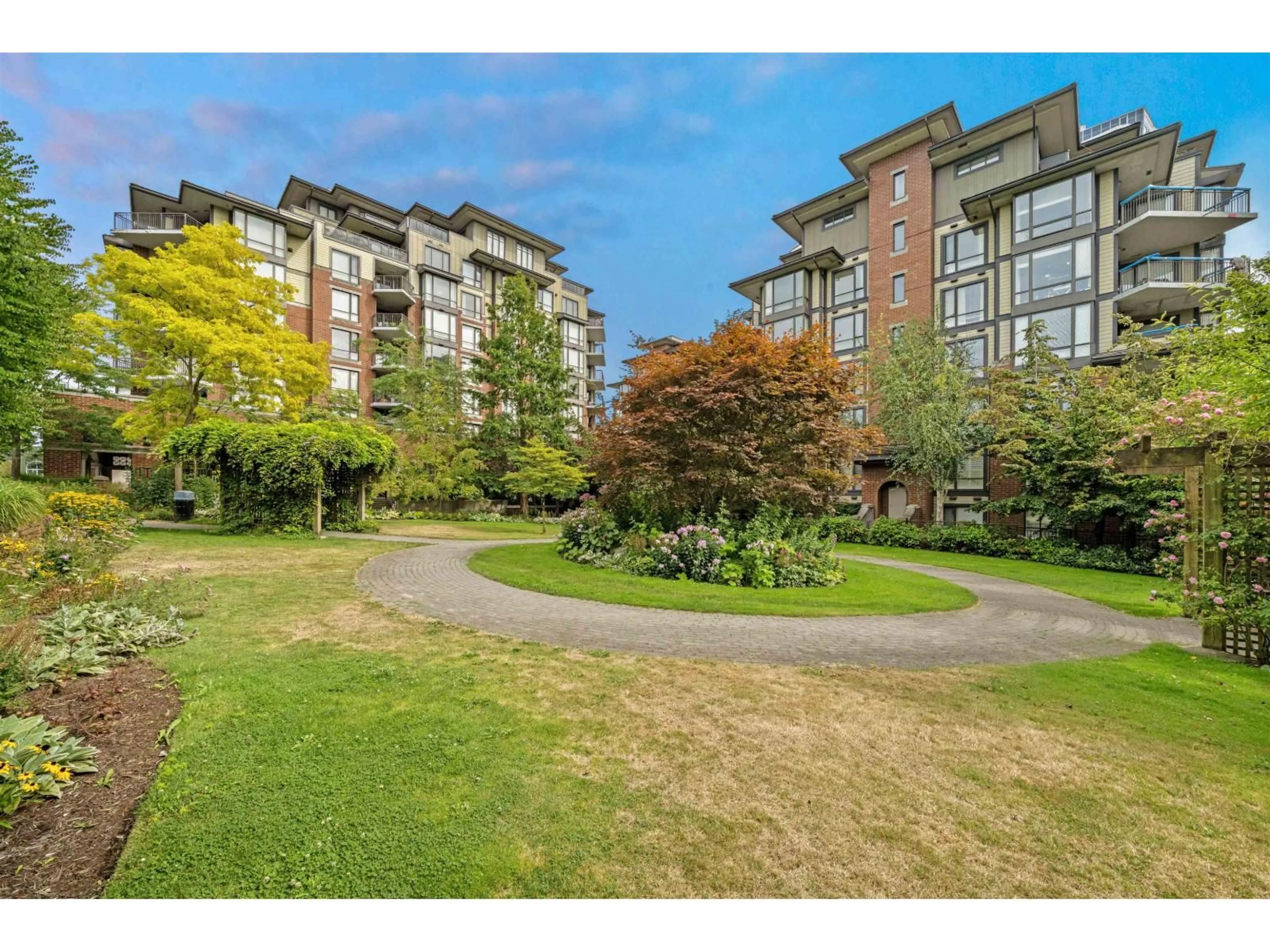 A pic from outside/outdoor area/front of a property/back of a property/a pic from drone, unknown for 503 - 1550 MARTIN, White Rock British Columbia V4B5M3