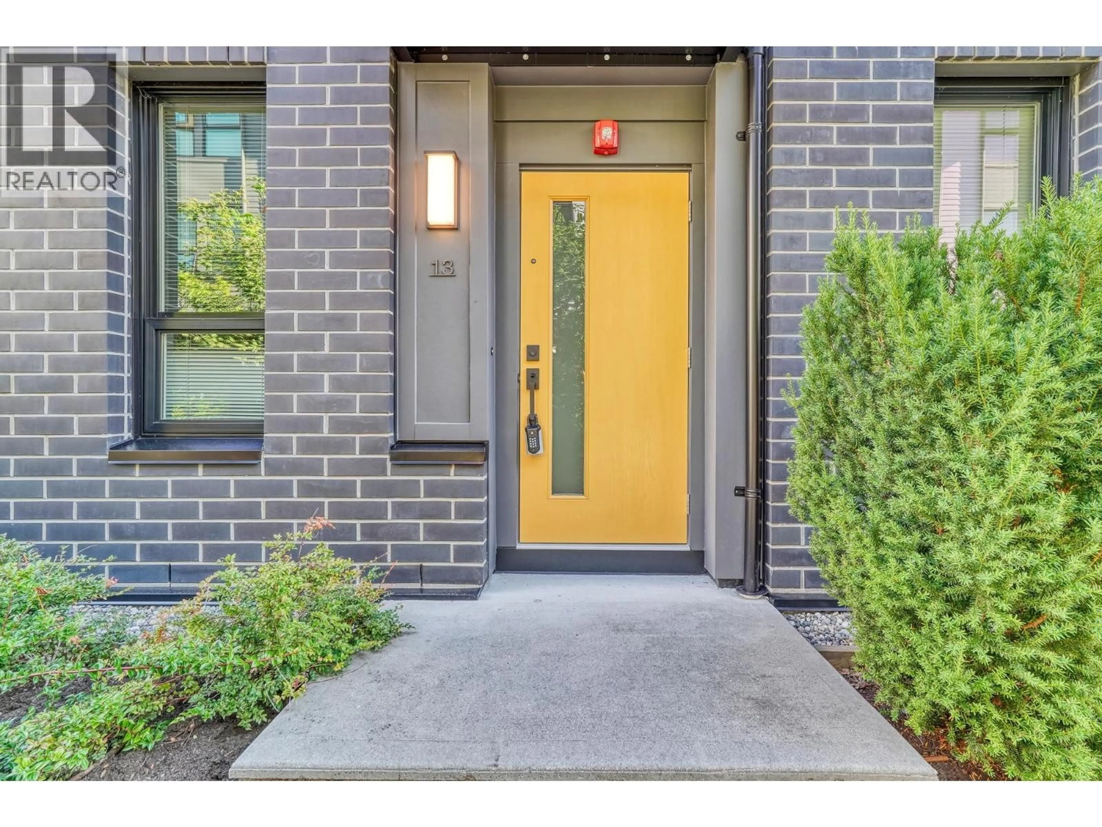 Indoor entryway for 13 - 9735 UNIVERSITY CRESCENT, Burnaby British Columbia V5A0E8