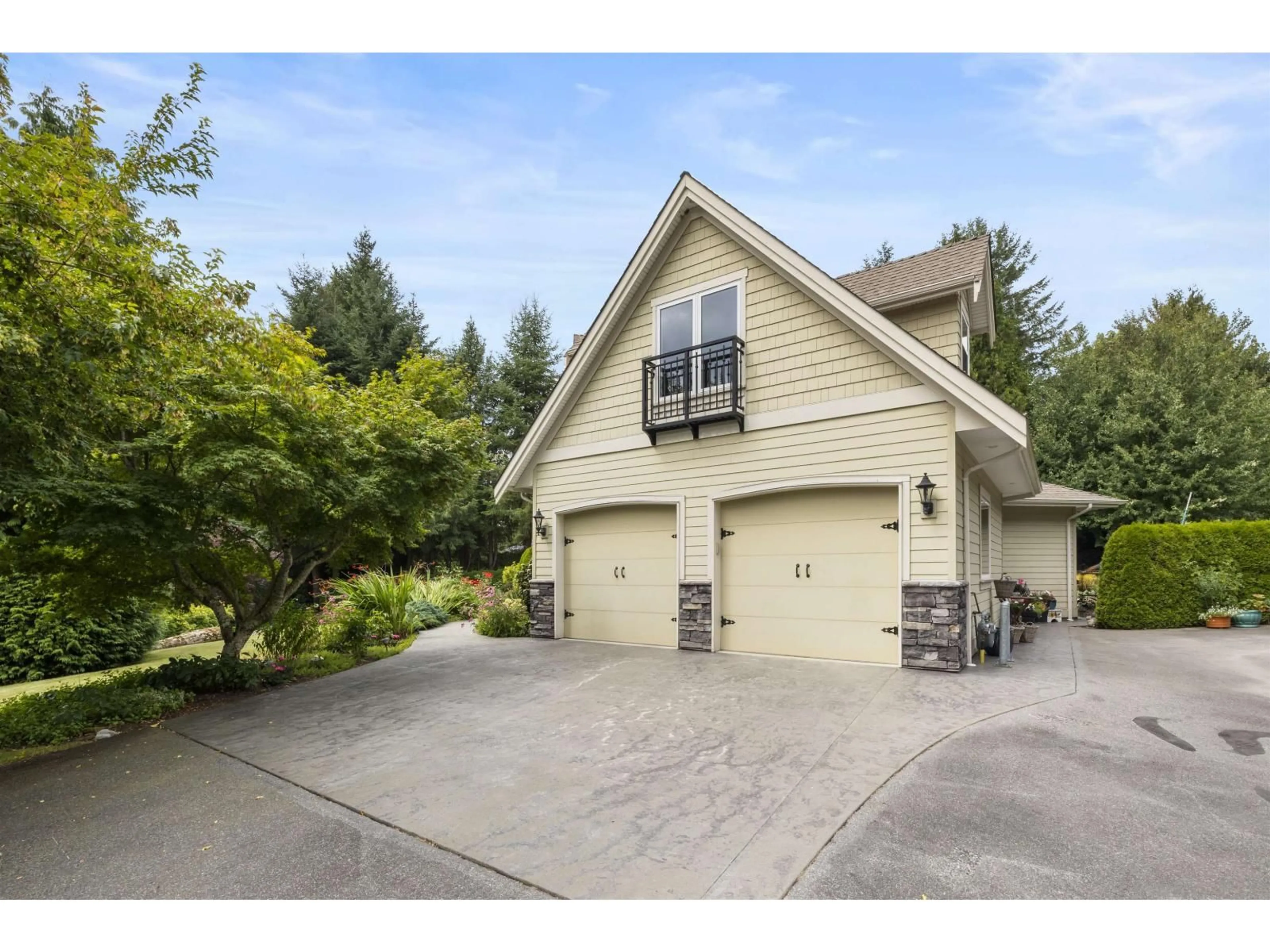 Home with vinyl exterior material, street for 21949 6, Langley British Columbia V2Z1R6