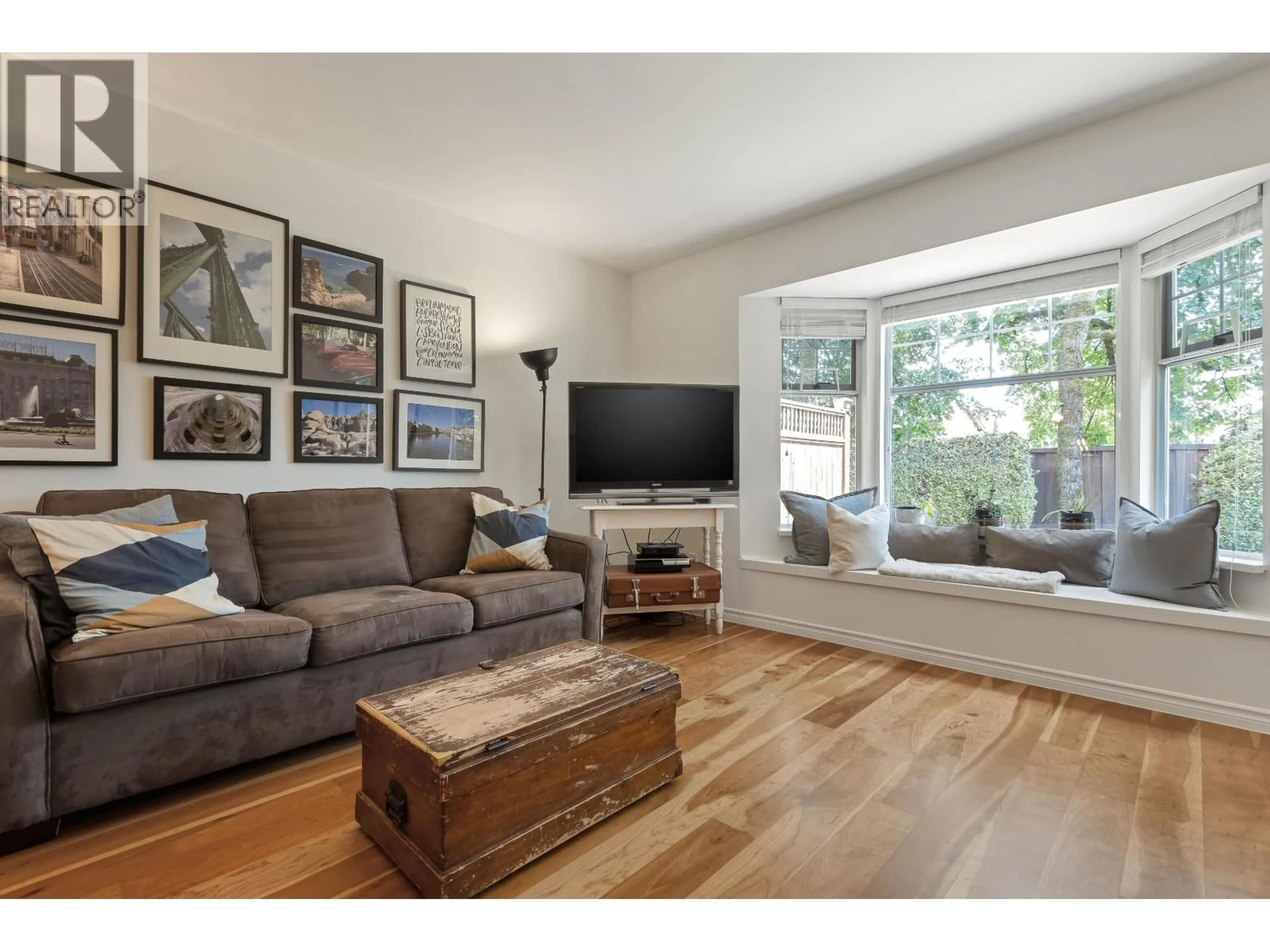 Living room with furniture, wood/laminate floor for 43 - 1140 FALCON DRIVE, Coquitlam British Columbia V3E2K1