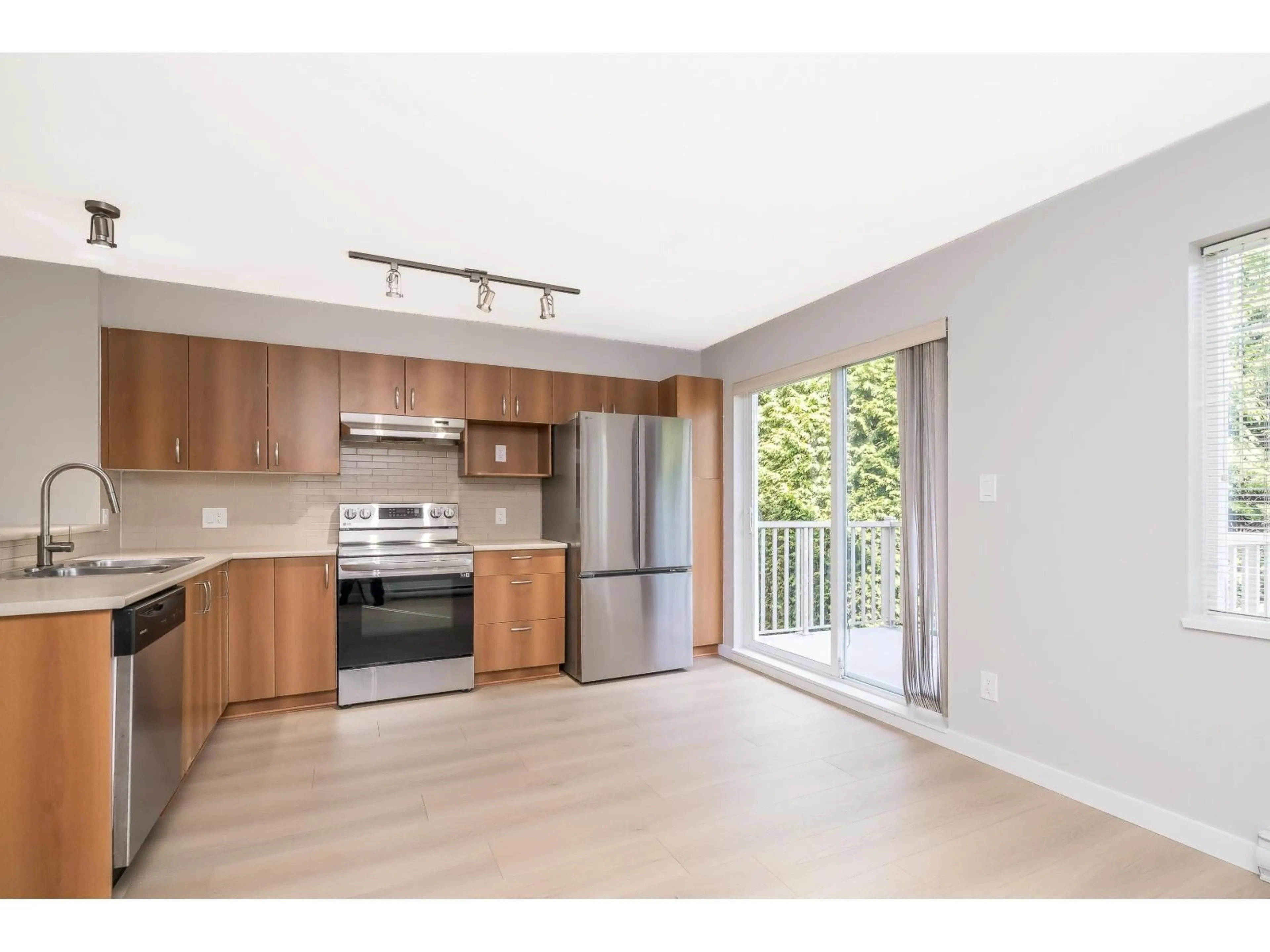 Open concept kitchen, wood/laminate floor for 66 - 15155 62A, Surrey British Columbia V3S8A6