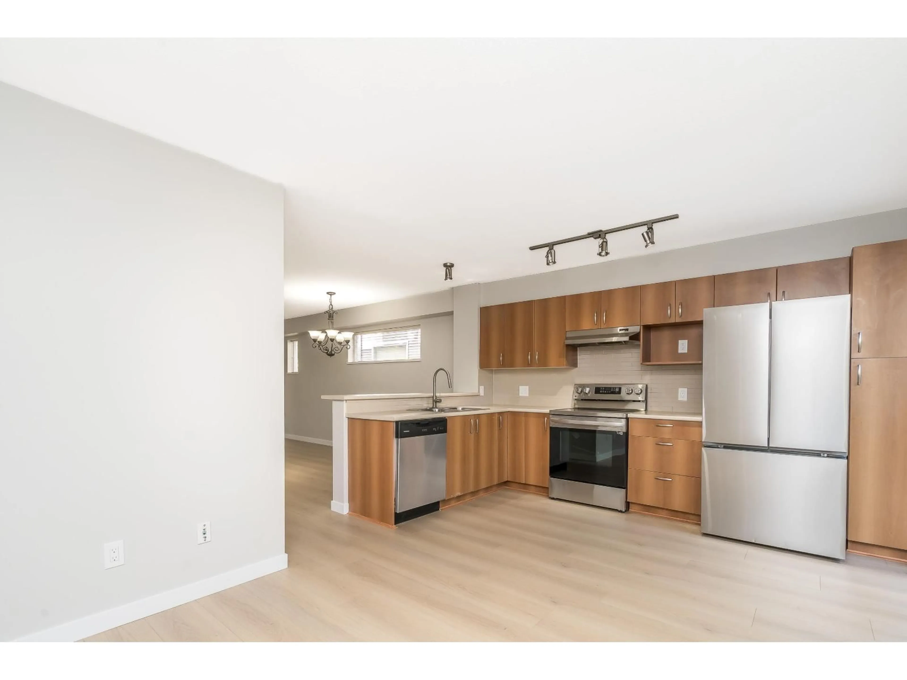 Open concept kitchen, wood/laminate floor for 66 - 15155 62A, Surrey British Columbia V3S8A6