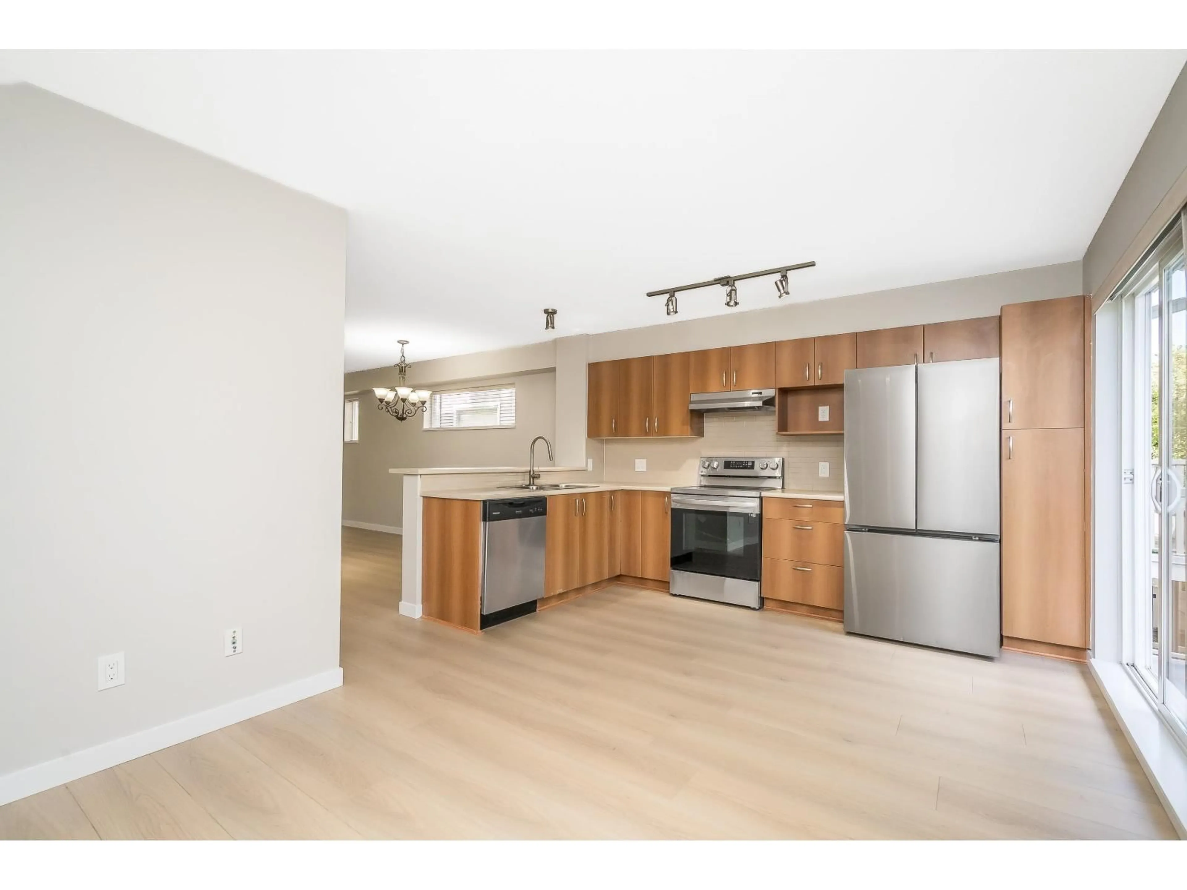 Open concept kitchen, wood/laminate floor for 66 - 15155 62A, Surrey British Columbia V3S8A6