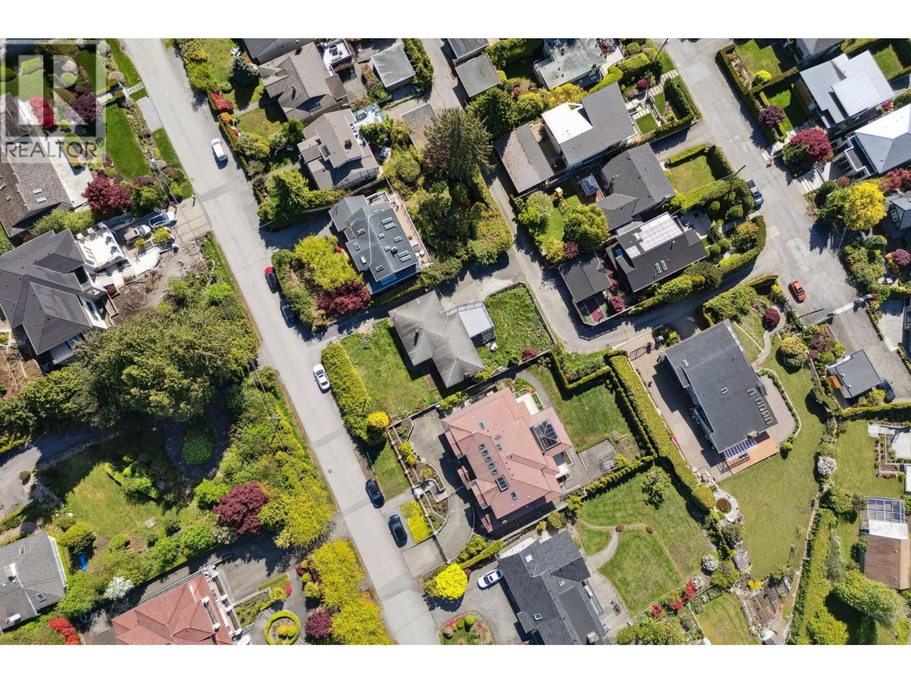 A pic from outside/outdoor area/front of a property/back of a property/a pic from drone, street for 1158 QUEENS AVENUE, West Vancouver British Columbia V7S2K2