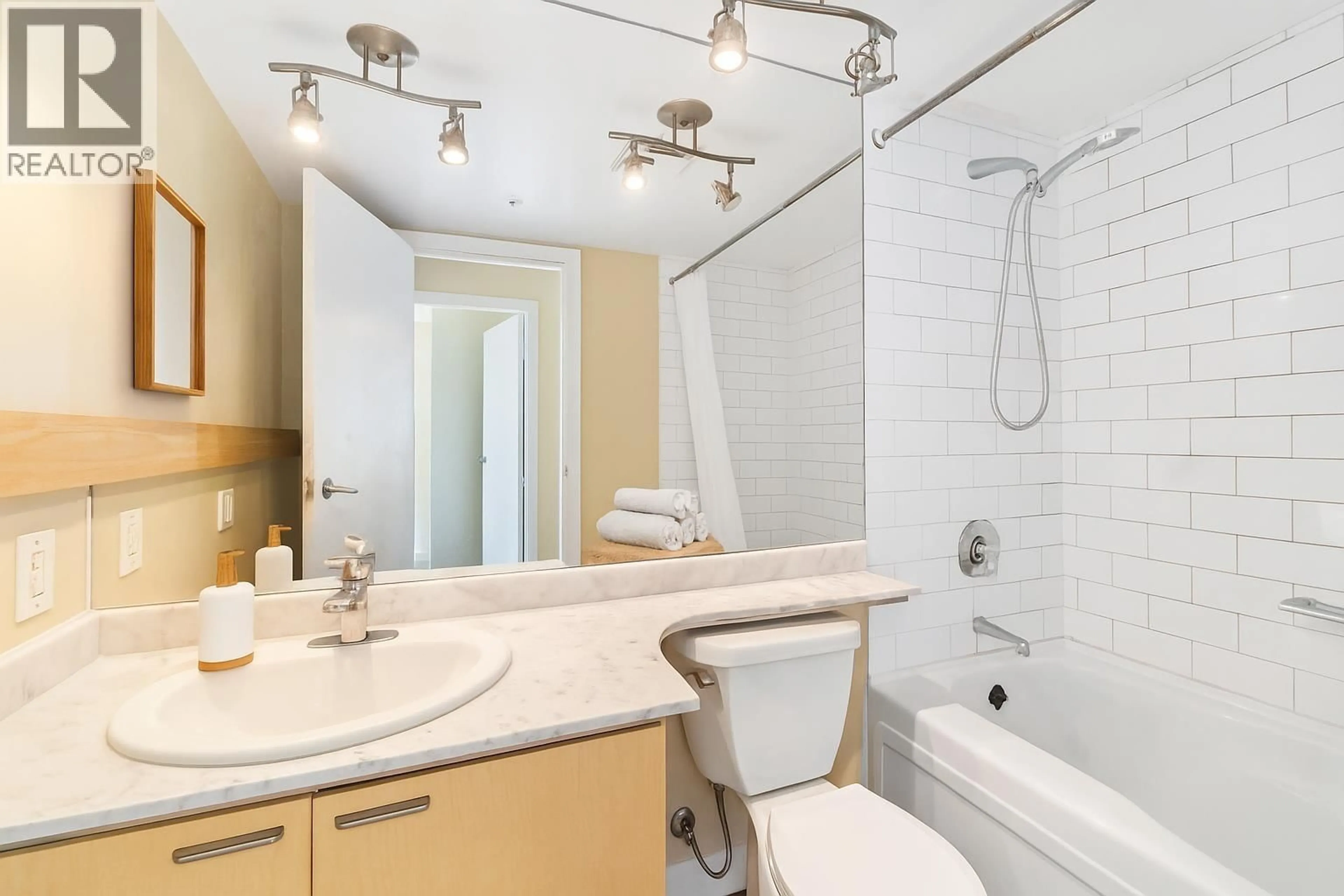 Standard bathroom, ceramic/tile floor for 1106 - 1200 GEORGIA STREET, Vancouver British Columbia V6E4R2