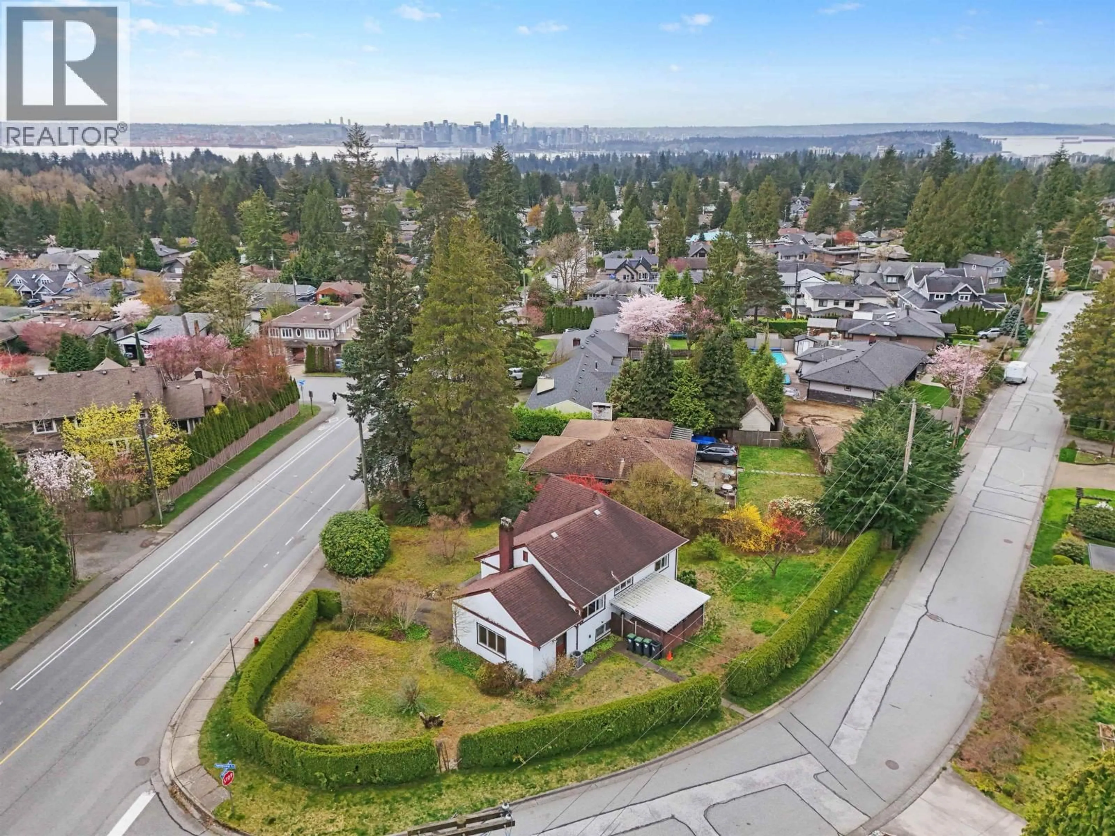 A pic from outside/outdoor area/front of a property/back of a property/a pic from drone, unknown for 3975 HIGHLAND BOULEVARD, North Vancouver British Columbia V7R2Y7