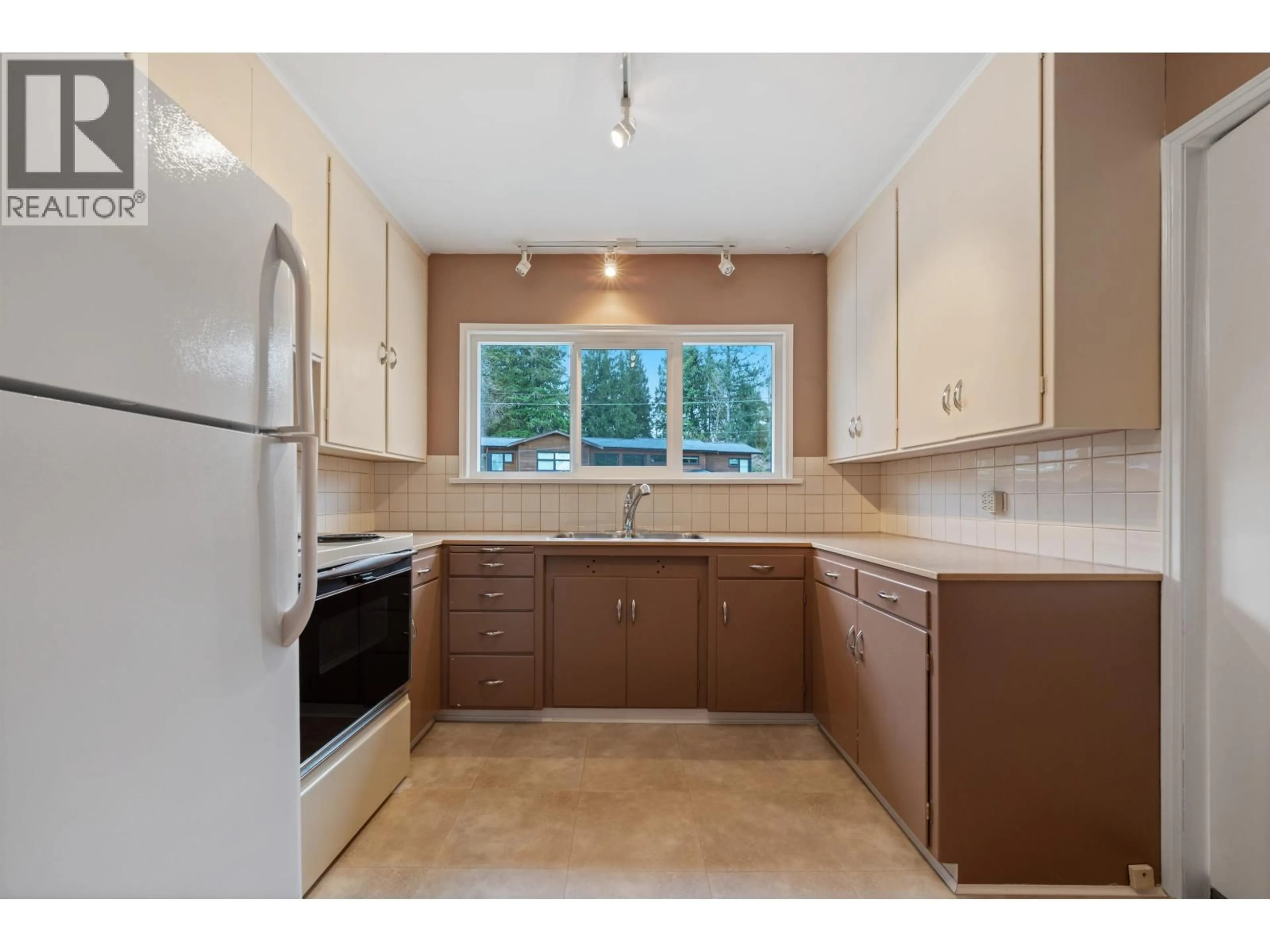 Standard kitchen, unknown for 3975 HIGHLAND BOULEVARD, North Vancouver British Columbia V7R2Y7