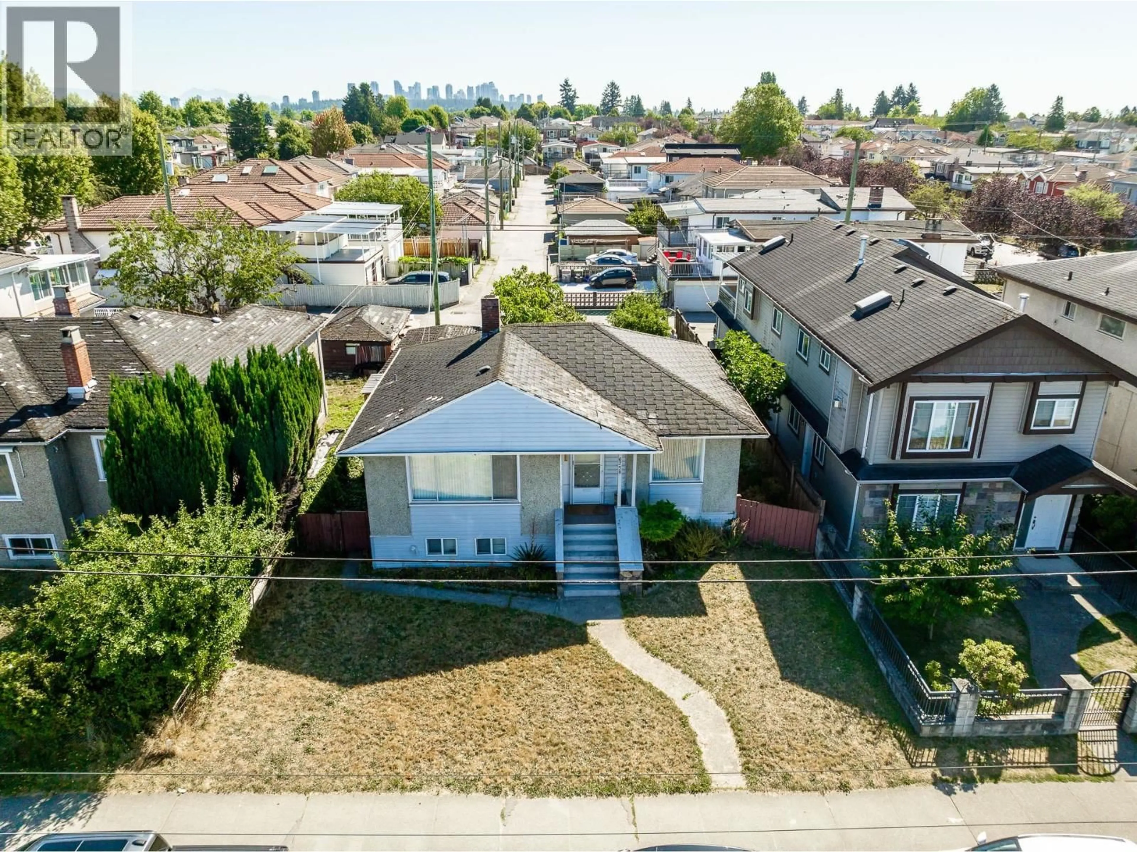 A pic from outside/outdoor area/front of a property/back of a property/a pic from drone, street for 6758 VICTORIA DRIVE, Vancouver British Columbia V5P3Y3