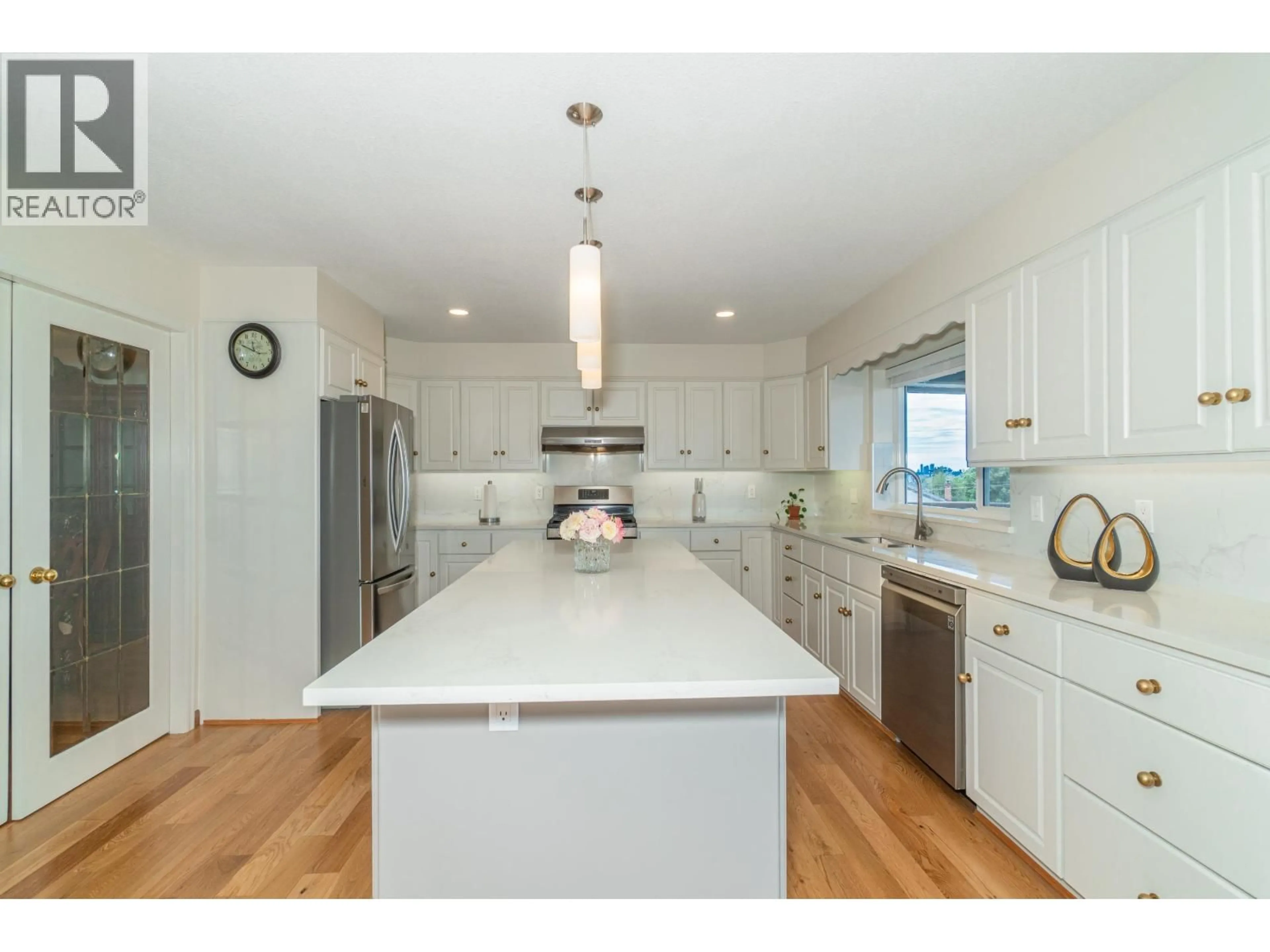 Open concept kitchen, ceramic/tile floor for 7378 UNION STREET, Burnaby British Columbia V5A1J2
