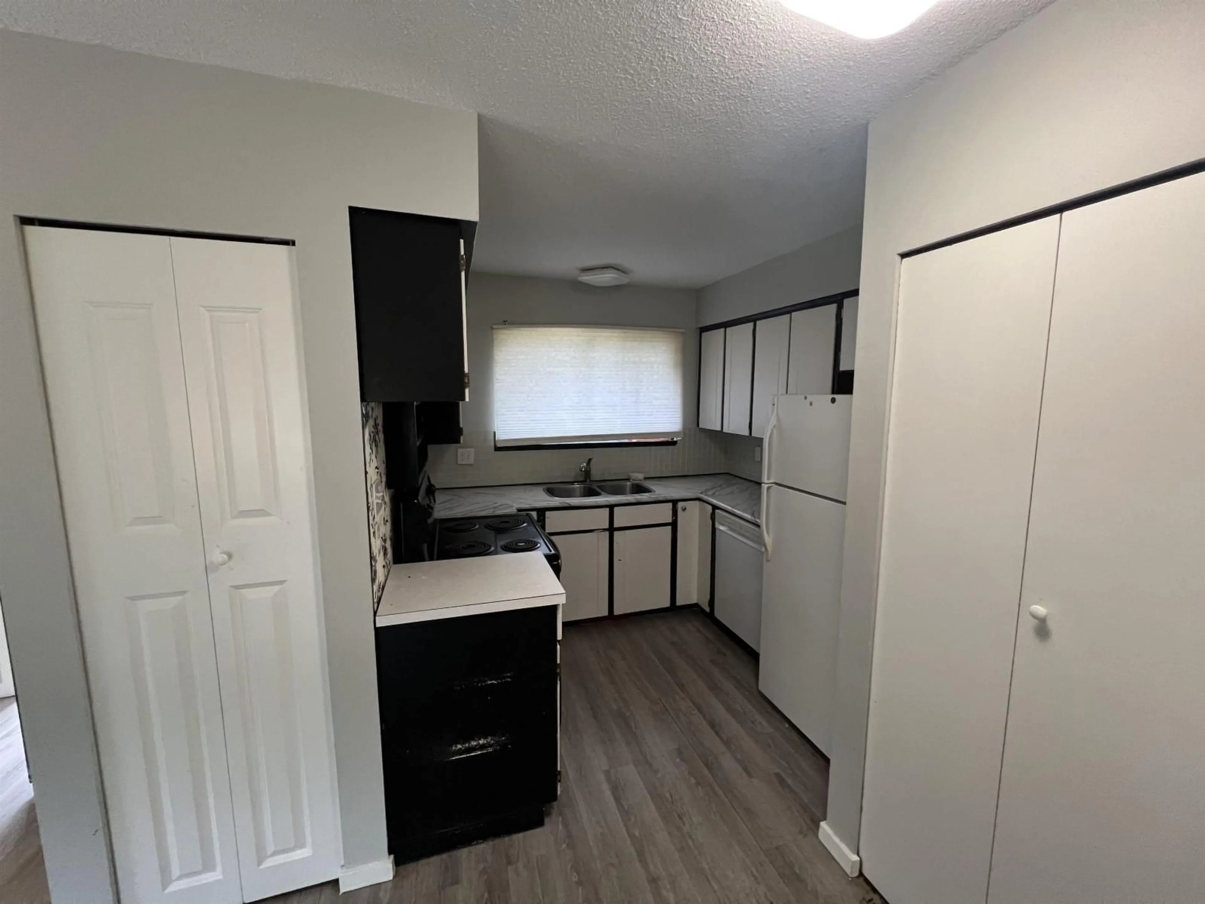 Standard kitchen, unknown for 20890 42, Langley British Columbia V3A5A1