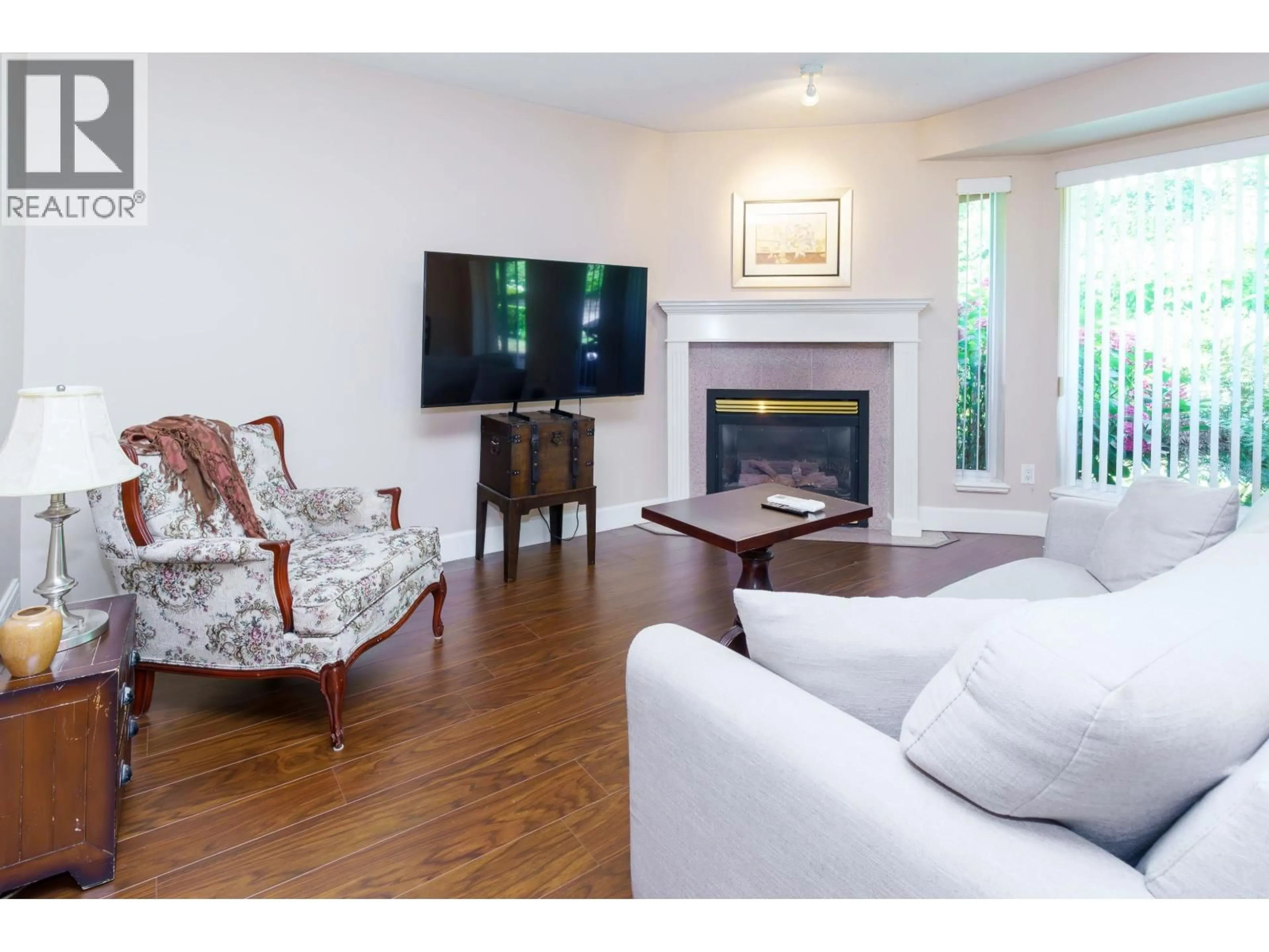 Living room with furniture, wood/laminate floor for 62 - 22740 116 AVENUE, Maple Ridge British Columbia V2X2X7