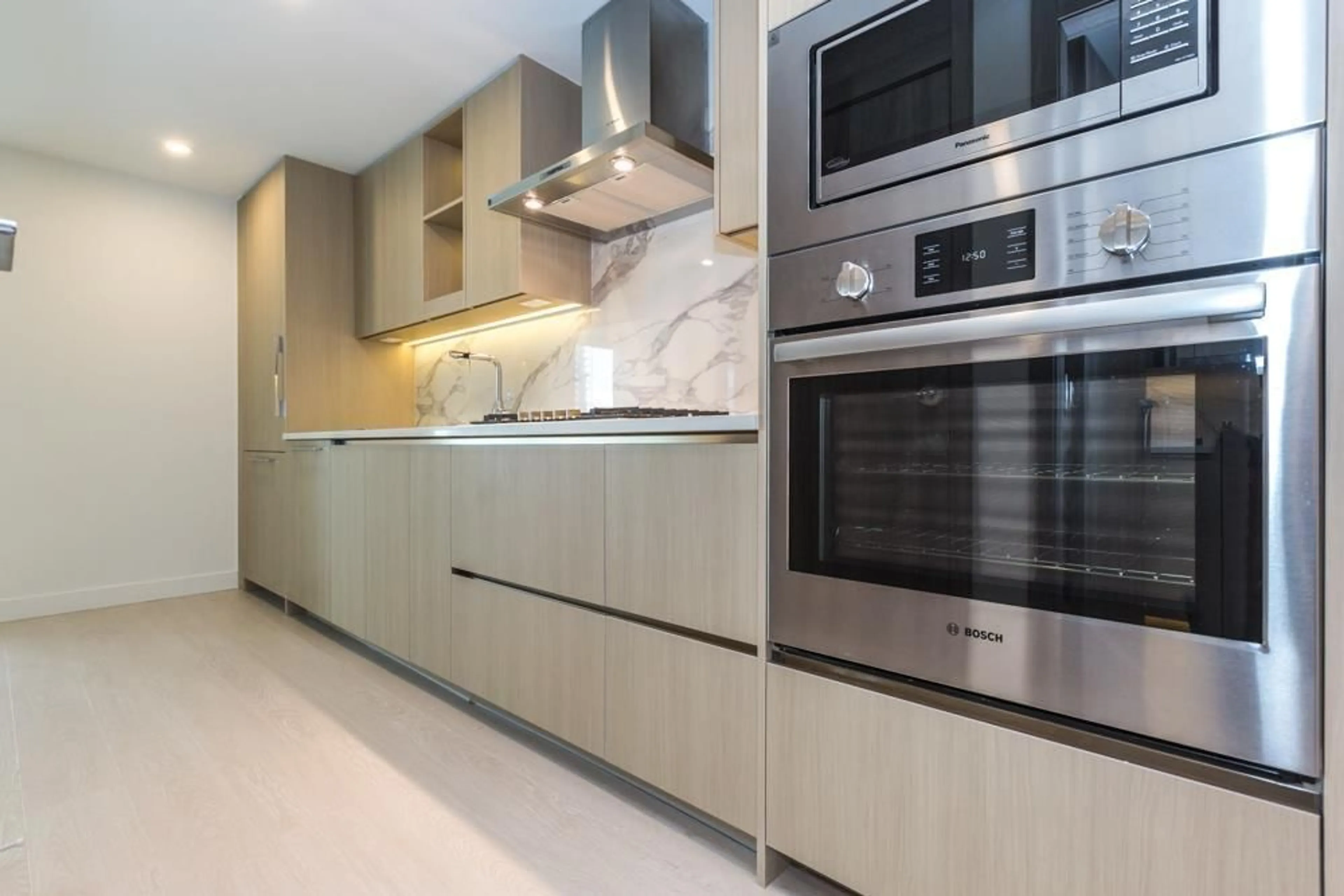 Contemporary kitchen, ceramic/tile floor for 2107 - 13778 100, Surrey British Columbia V3T0V3