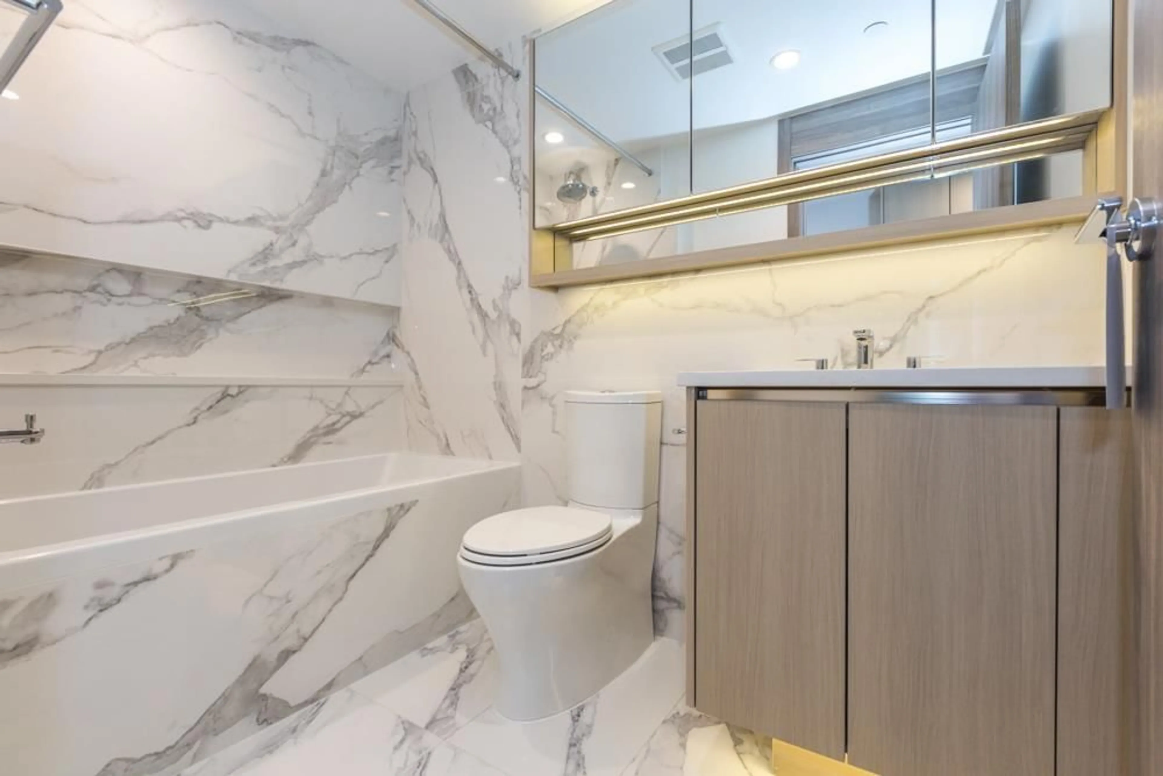 Contemporary bathroom, ceramic/tile floor for 2107 - 13778 100, Surrey British Columbia V3T0V3