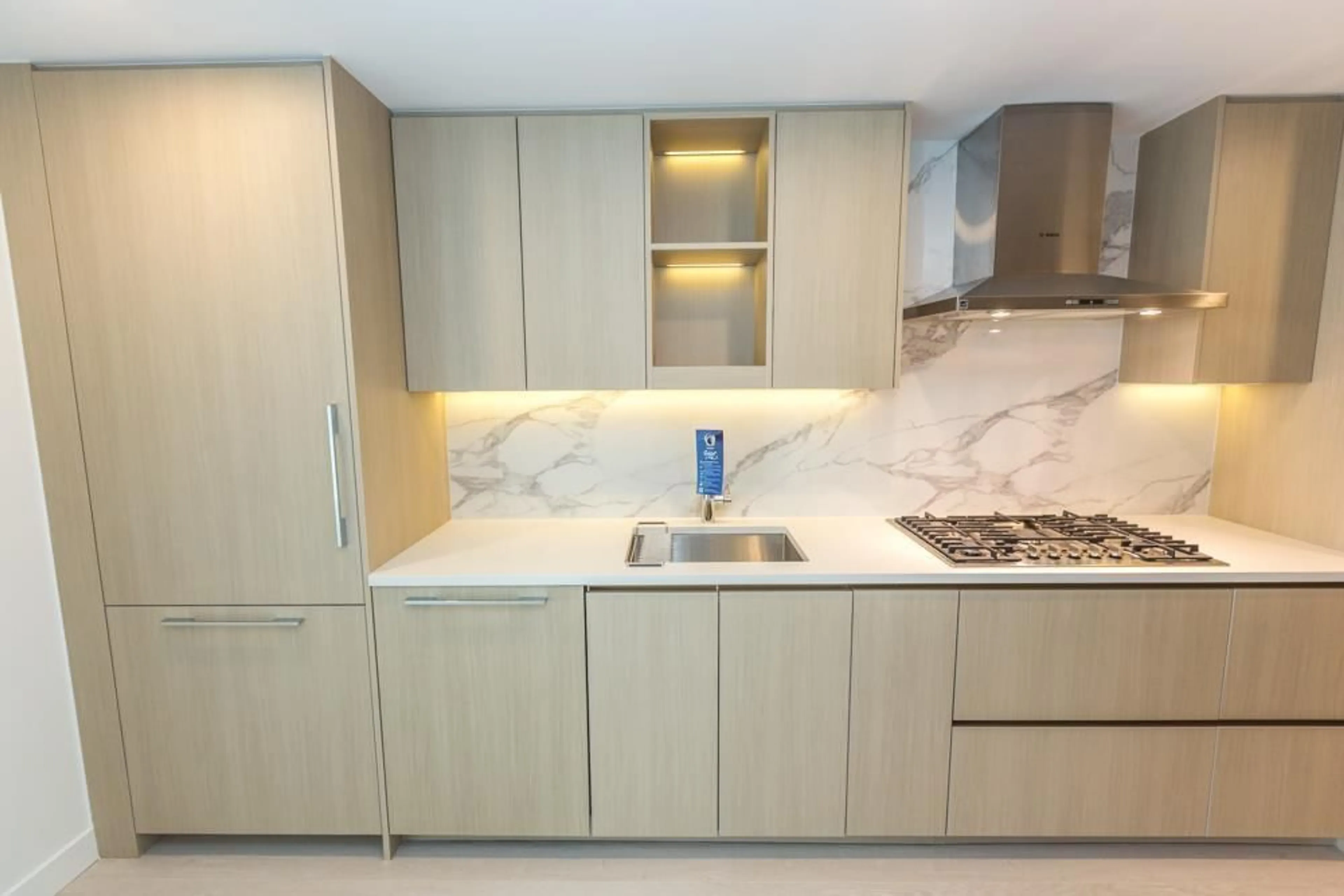 Standard kitchen, unknown for 2107 - 13778 100, Surrey British Columbia V3T0V3