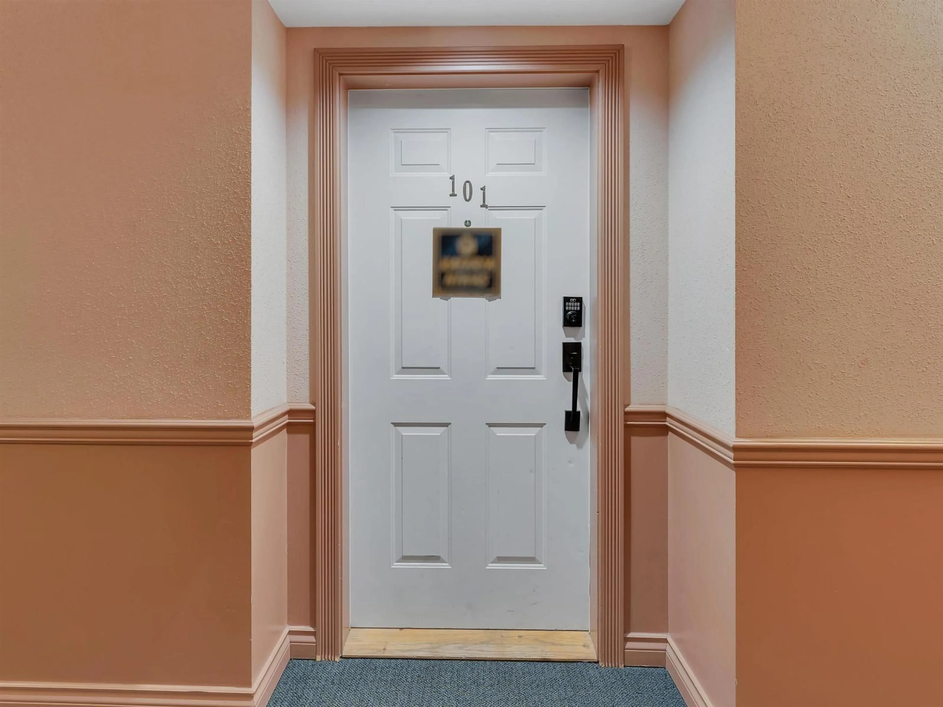 Indoor foyer for 101 - 2960 TRETHEWEY, Abbotsford British Columbia V2T6P5