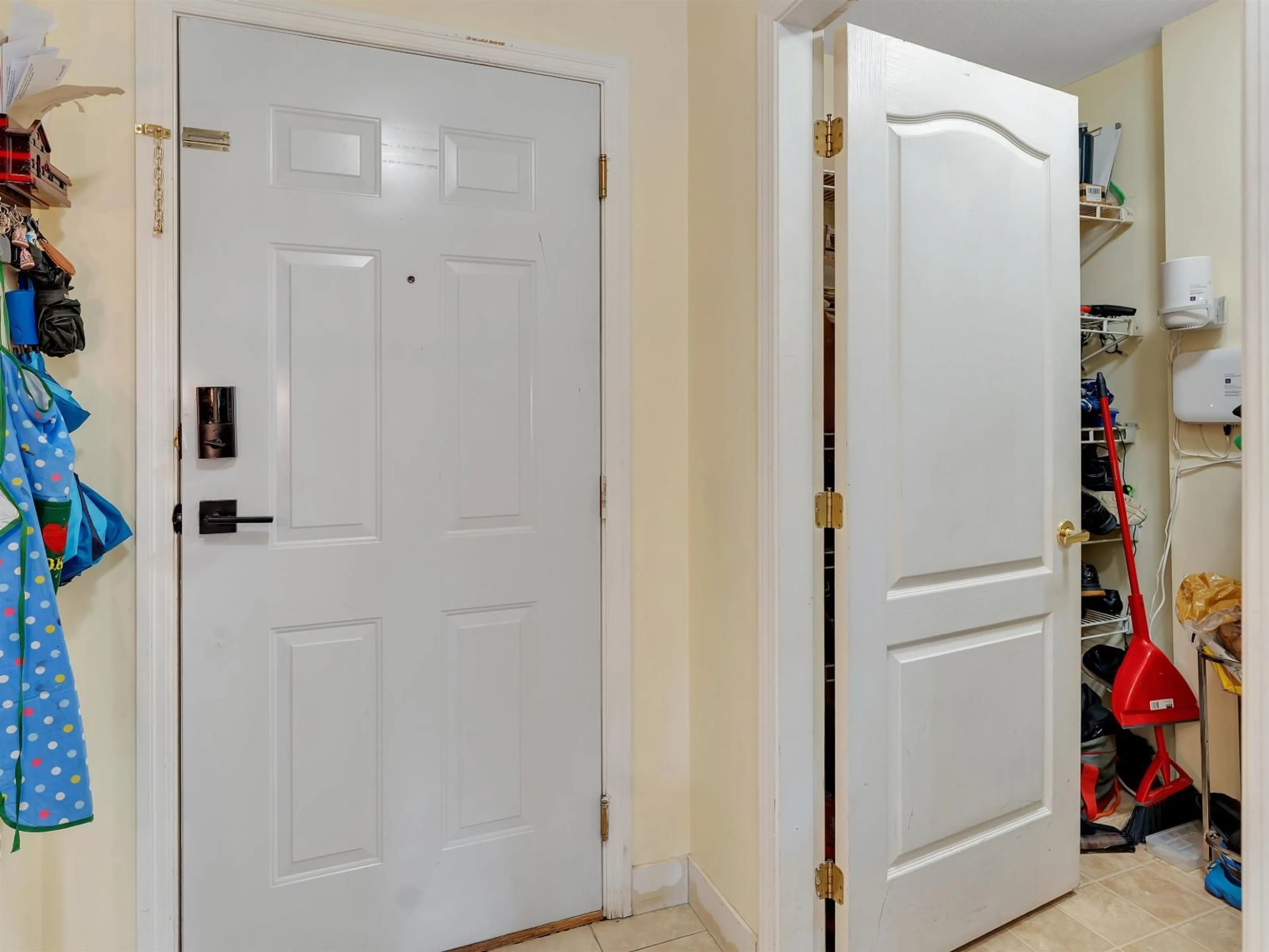 Indoor entryway for 101 - 2960 TRETHEWEY, Abbotsford British Columbia V2T6P5
