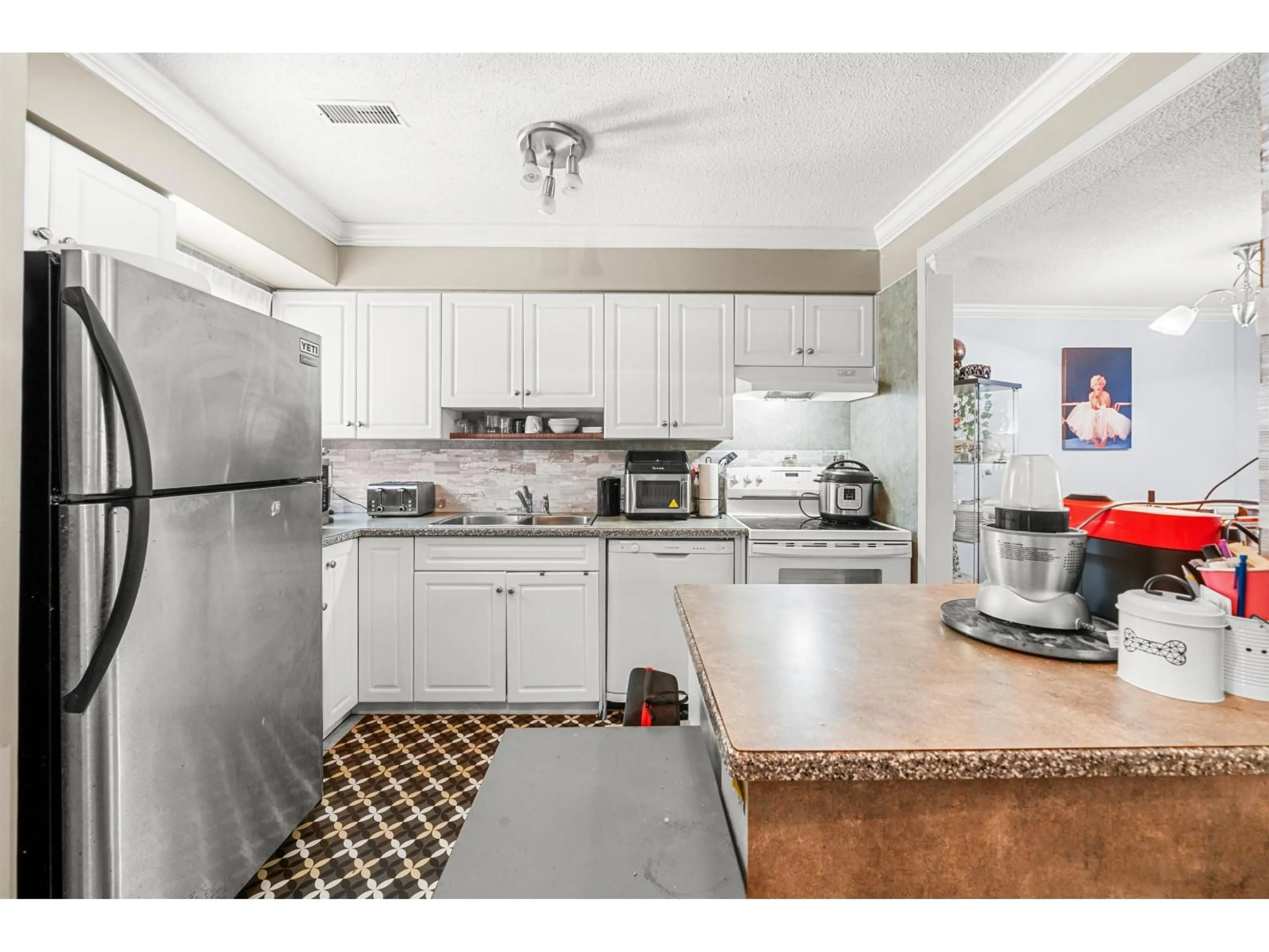 Standard kitchen, unknown for 14 - 5271 204, Langley British Columbia V3A5X1