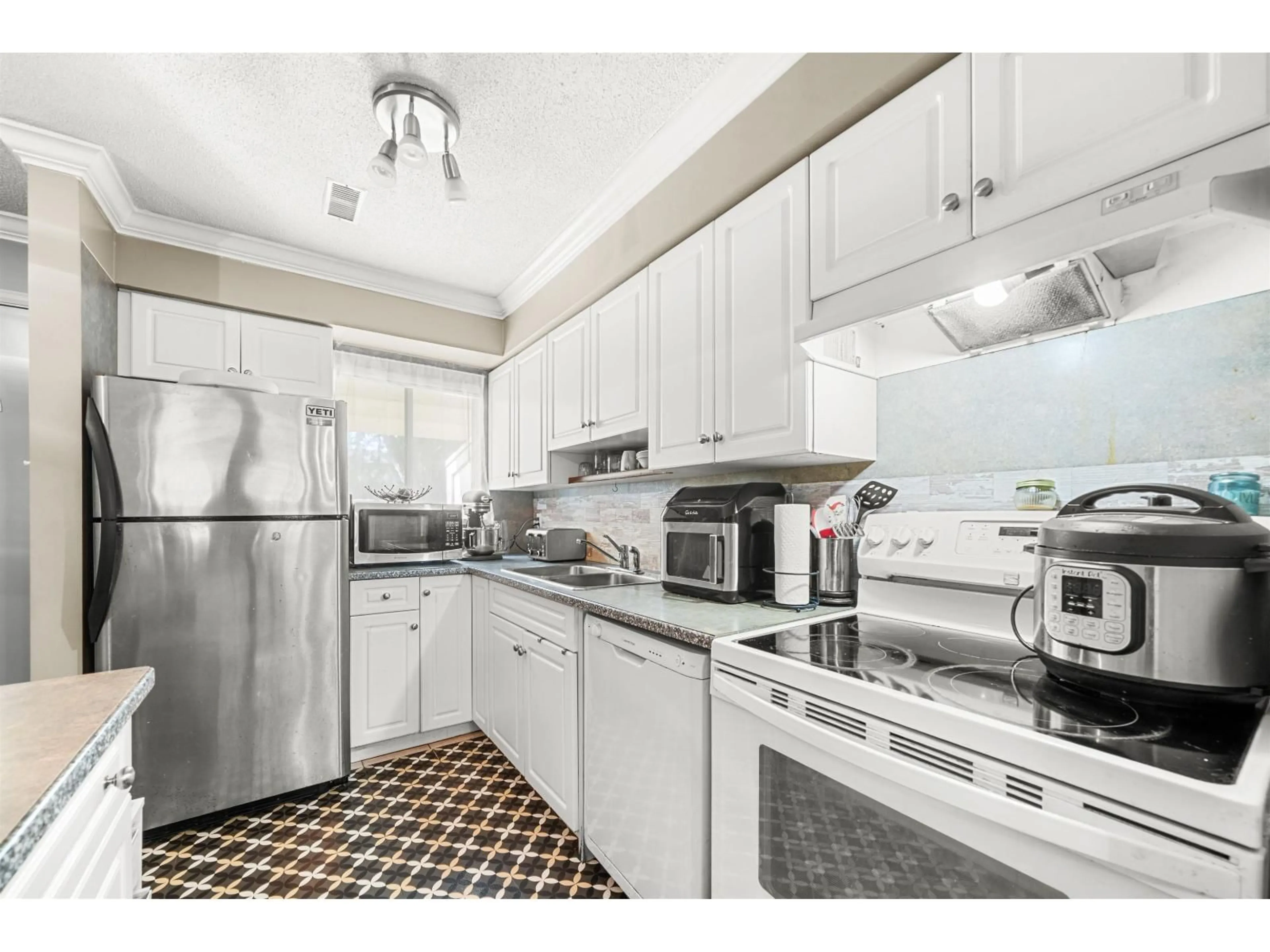 Standard kitchen, ceramic/tile floor for 14 - 5271 204, Langley British Columbia V3A5X1