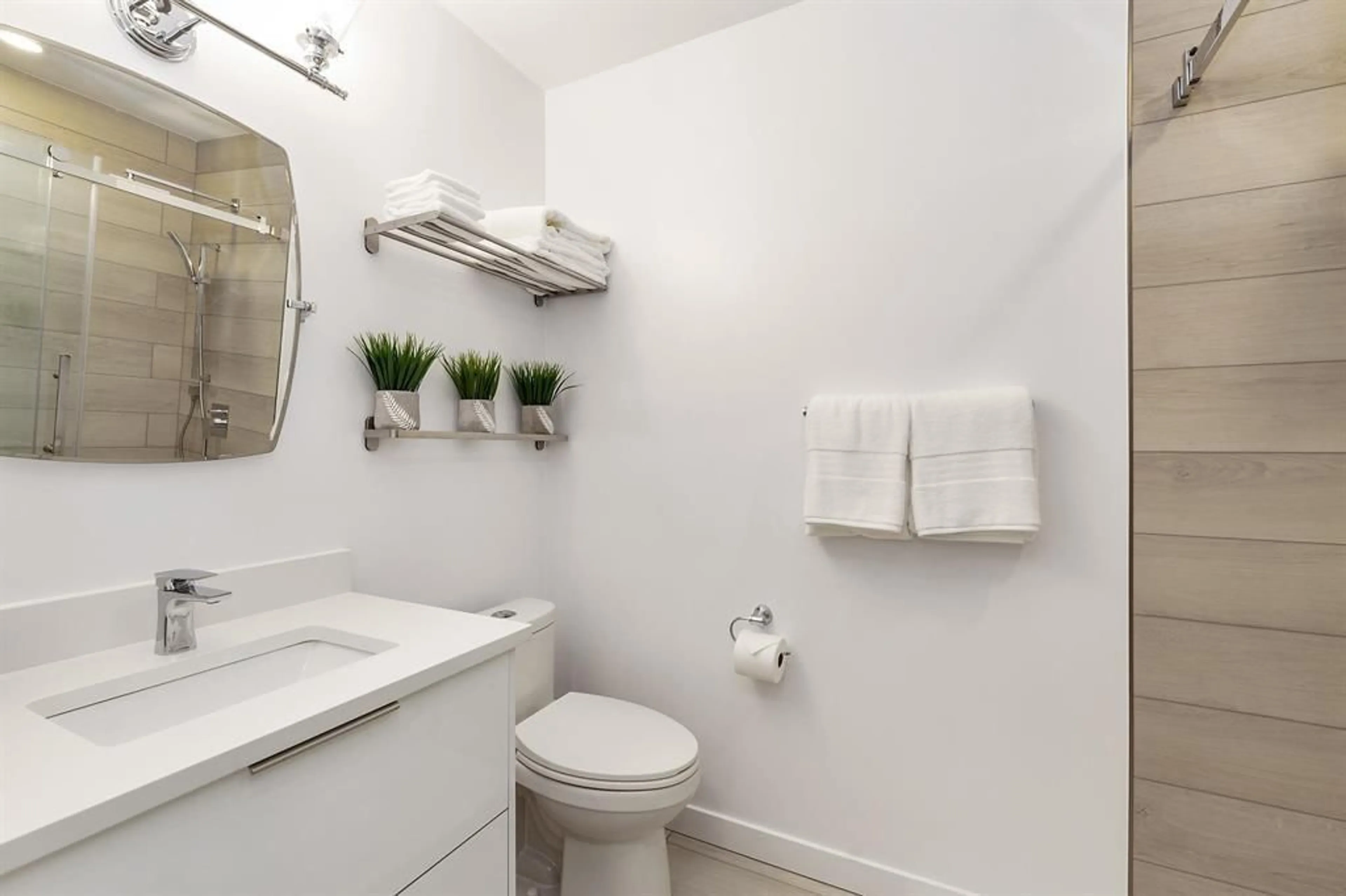 Standard bathroom, ceramic/tile floor for 306 - 15739 FRASER, Surrey British Columbia V4N0Y6
