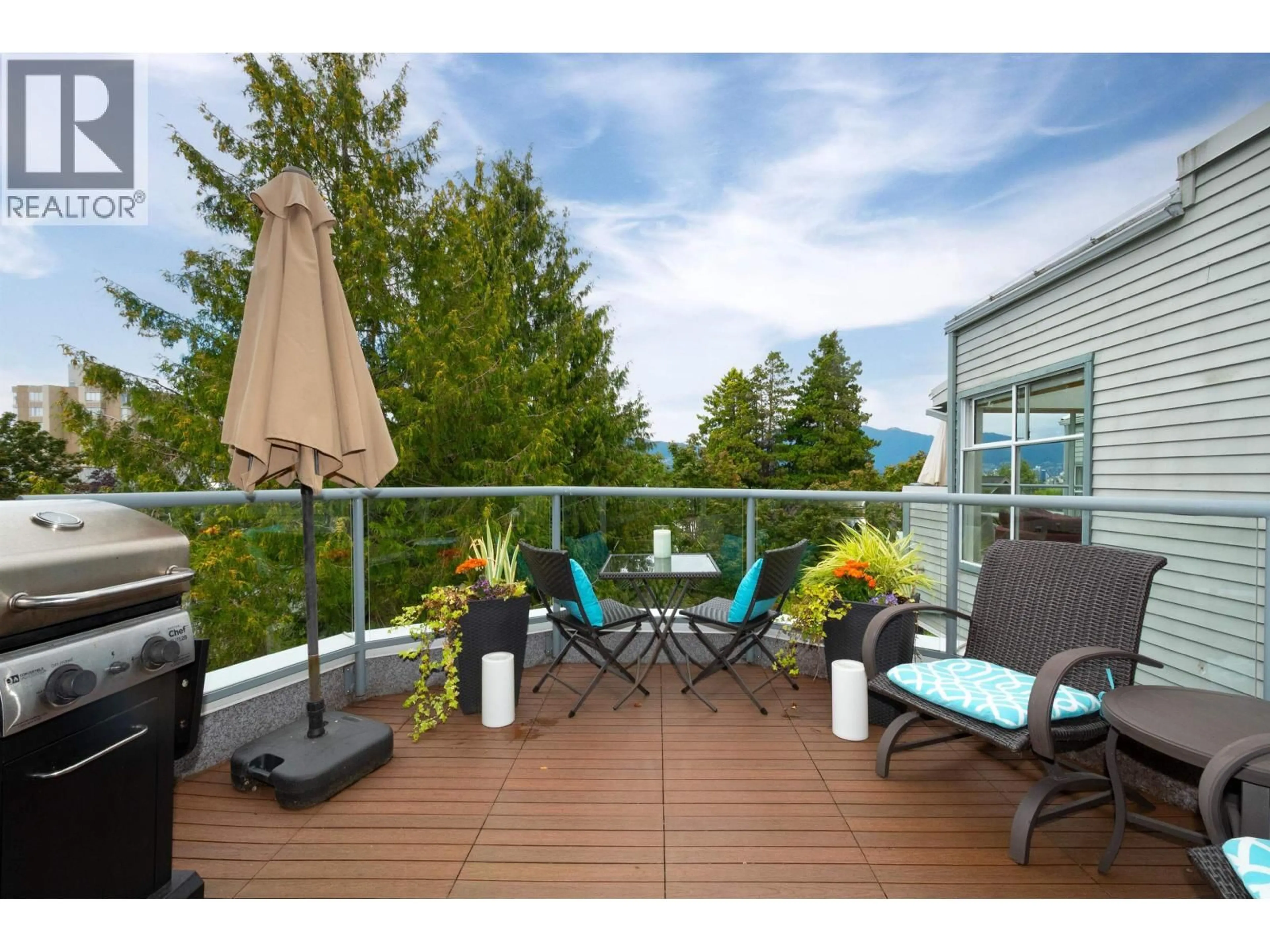 Patio, water/lake/river/ocean view for 402 - 2250 3RD AVENUE, Vancouver British Columbia V6K1L4