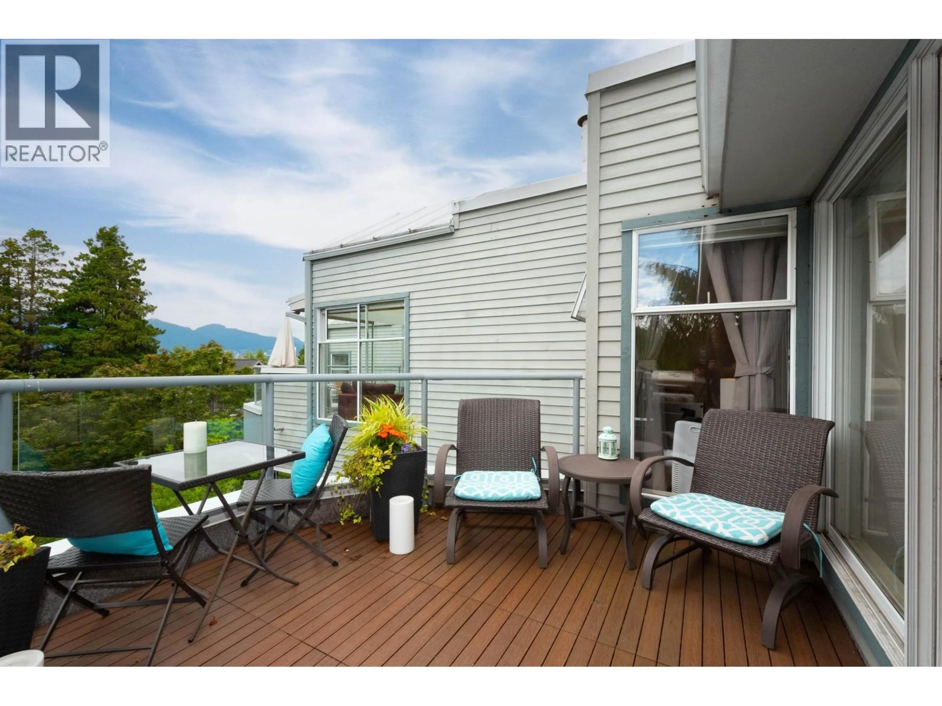 Patio, water/lake/river/ocean view for 402 - 2250 3RD AVENUE, Vancouver British Columbia V6K1L4